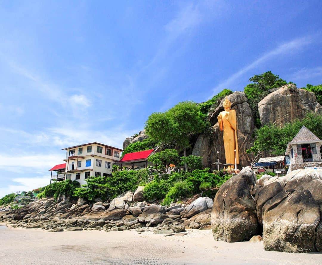 タイ国政府観光庁さんのインスタグラム写真 - (タイ国政府観光庁Instagram)「・﻿ ／﻿ 🇹🇭タイの秘境を巡る旅へ✈️﻿ まだ知られていないタイはここ❗﻿ ＼﻿ ﻿ 毎週木曜日は、まだまだ日本では知られていないタイの秘境スポットをご紹介🤫✨﻿ ﻿ 今回は、王室の保養地として知られるビーチリゾート、ホアヒンにある「カオ・タキアップ」へ🏃💨﻿ ﻿ ホアヒンビーチの最南端に広がる「カオ・タキアップ」と呼ばれる小高い丘です⛰️﻿ ﻿ 頂上には立仏像や観音像、寺院があり、連日多くの人々がお祈りに訪れます🙏✨﻿ ﻿ 階段を上がった本堂から見える海岸線越しのホアヒンの街の景色は必見❣️﻿ ﻿ 🚨お猿さんが沢山いるので所持品にはご注意を🙊﻿ ﻿ ▼アクセス﻿ ホアヒン駅から車で約20分🚘﻿ ﻿ #タイ #プラチュアップキリカン  #ホアヒン #カオタキアップ #ワットカオタキアップ  #タイ寺院  #お寺巡り #大自然  #絶景 #こんなタイ知らなかった #もっと知りタイ #タイを知りつくす #タイ旅行 #タイリゾート  #旅好きな人と繋がりたい #旅行好きな人と繋がりたい #海外旅行  #thailand #prachuabkirikhan #huahin #KhaoTakiap #WatKhaoTakiap #amazingthailand #thailandtravel #thailandtrip #thai #thaistagram #lovethailand #thailandhiddengems #hiddengems」6月18日 17時53分 - amazingthailandjp