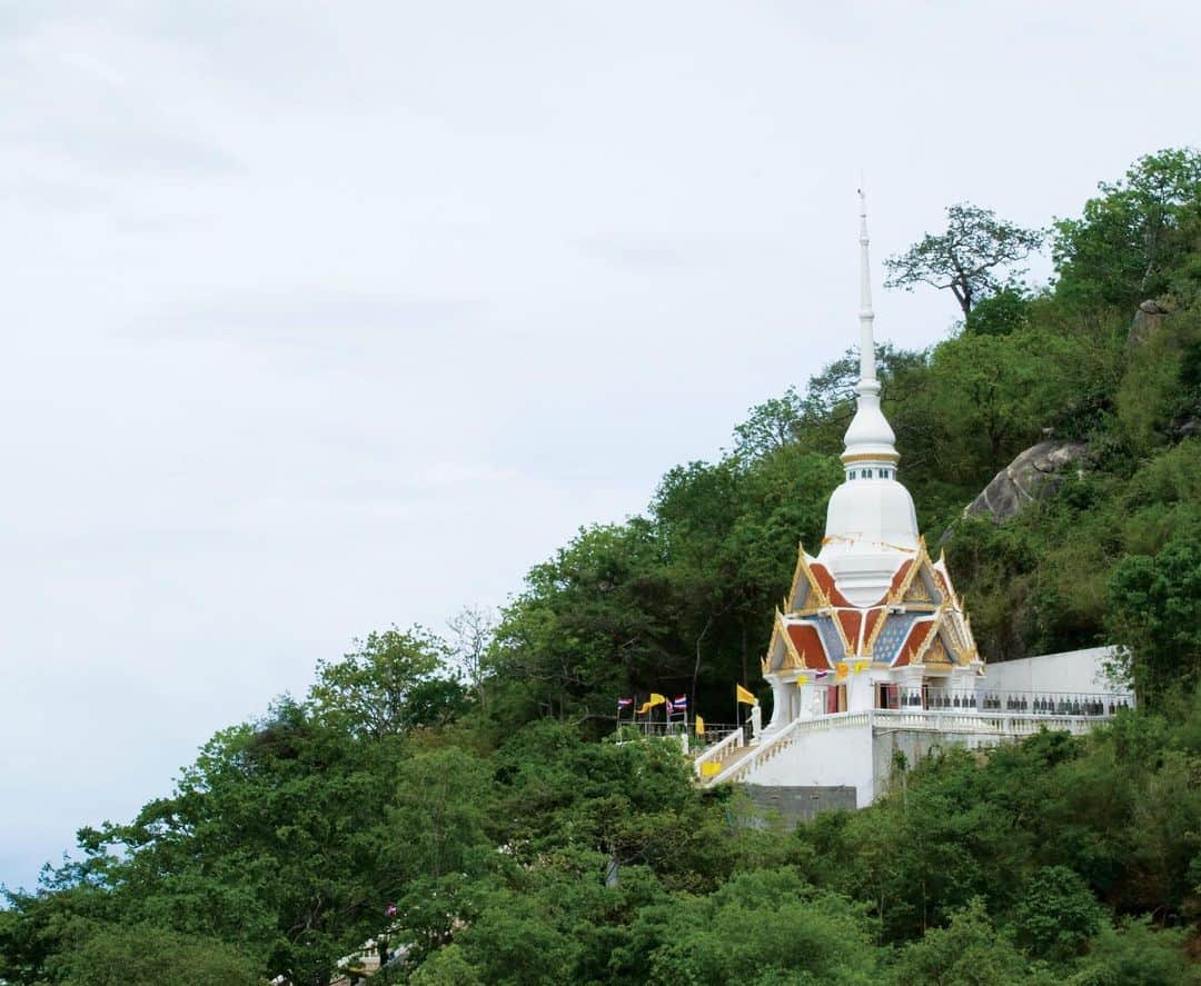 タイ国政府観光庁さんのインスタグラム写真 - (タイ国政府観光庁Instagram)「・﻿ ／﻿ 🇹🇭タイの秘境を巡る旅へ✈️﻿ まだ知られていないタイはここ❗﻿ ＼﻿ ﻿ 毎週木曜日は、まだまだ日本では知られていないタイの秘境スポットをご紹介🤫✨﻿ ﻿ 今回は、王室の保養地として知られるビーチリゾート、ホアヒンにある「カオ・タキアップ」へ🏃💨﻿ ﻿ ホアヒンビーチの最南端に広がる「カオ・タキアップ」と呼ばれる小高い丘です⛰️﻿ ﻿ 頂上には立仏像や観音像、寺院があり、連日多くの人々がお祈りに訪れます🙏✨﻿ ﻿ 階段を上がった本堂から見える海岸線越しのホアヒンの街の景色は必見❣️﻿ ﻿ 🚨お猿さんが沢山いるので所持品にはご注意を🙊﻿ ﻿ ▼アクセス﻿ ホアヒン駅から車で約20分🚘﻿ ﻿ #タイ #プラチュアップキリカン  #ホアヒン #カオタキアップ #ワットカオタキアップ  #タイ寺院  #お寺巡り #大自然  #絶景 #こんなタイ知らなかった #もっと知りタイ #タイを知りつくす #タイ旅行 #タイリゾート  #旅好きな人と繋がりたい #旅行好きな人と繋がりたい #海外旅行  #thailand #prachuabkirikhan #huahin #KhaoTakiap #WatKhaoTakiap #amazingthailand #thailandtravel #thailandtrip #thai #thaistagram #lovethailand #thailandhiddengems #hiddengems」6月18日 17時53分 - amazingthailandjp