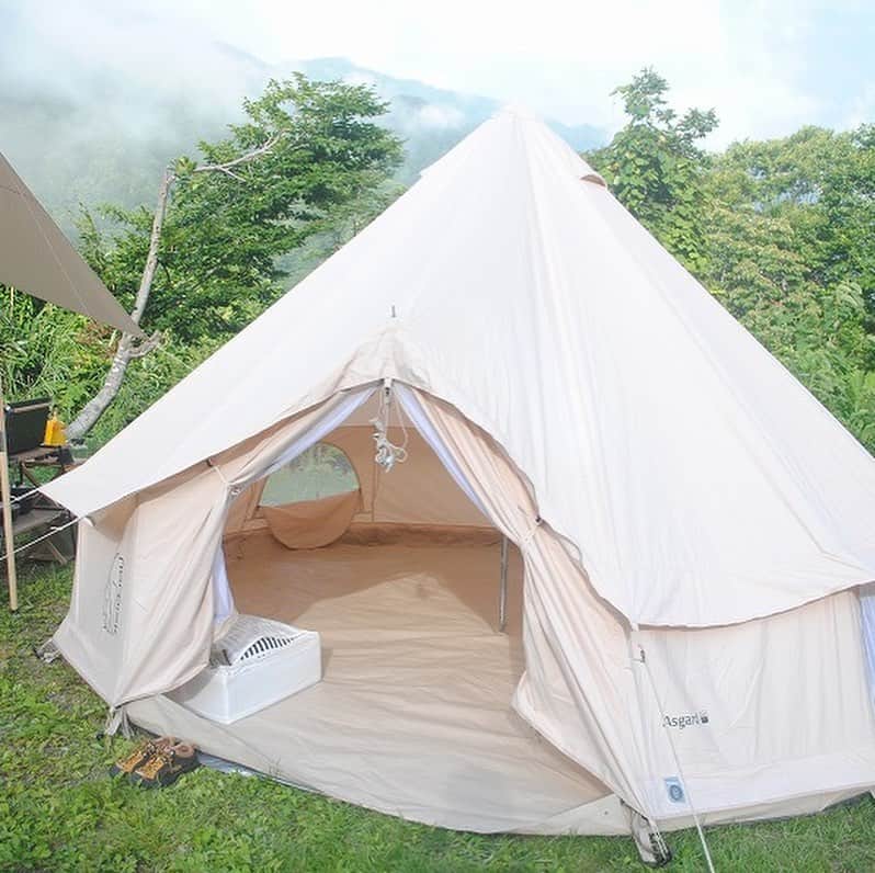 キャンプ情報サイト［ランタン］さんのインスタグラム写真 - (キャンプ情報サイト［ランタン］Instagram)「CAMP SMILE STYLE ／ 自宅のように過ごせる 快適キャンプ ＼ いろんなキャンパーのキャンプスタイルを現地取材と一般キャンパーからの投稿で数多く掲載してます。 . . 詳しくは @lantern.camp  webサイトをご覧ください . . #camp #camping #outdoor #travel #trip #lantern_smile #nature #キャンプ #キャンプ用品 #アウトドア #テント #自然 #旅行 #キャンプ初心者  #キャンプ好きな人と繋がりたい #雨飾高原キャンプ場 #小谷村 #長野県 #ノルディスク #アスガルド #カーミットチェア #ランタン #北欧インテリア #キャンプスタイル #ファミリーキャンプ #ファミキャン  #ストライダー」6月18日 17時53分 - lantern.camp