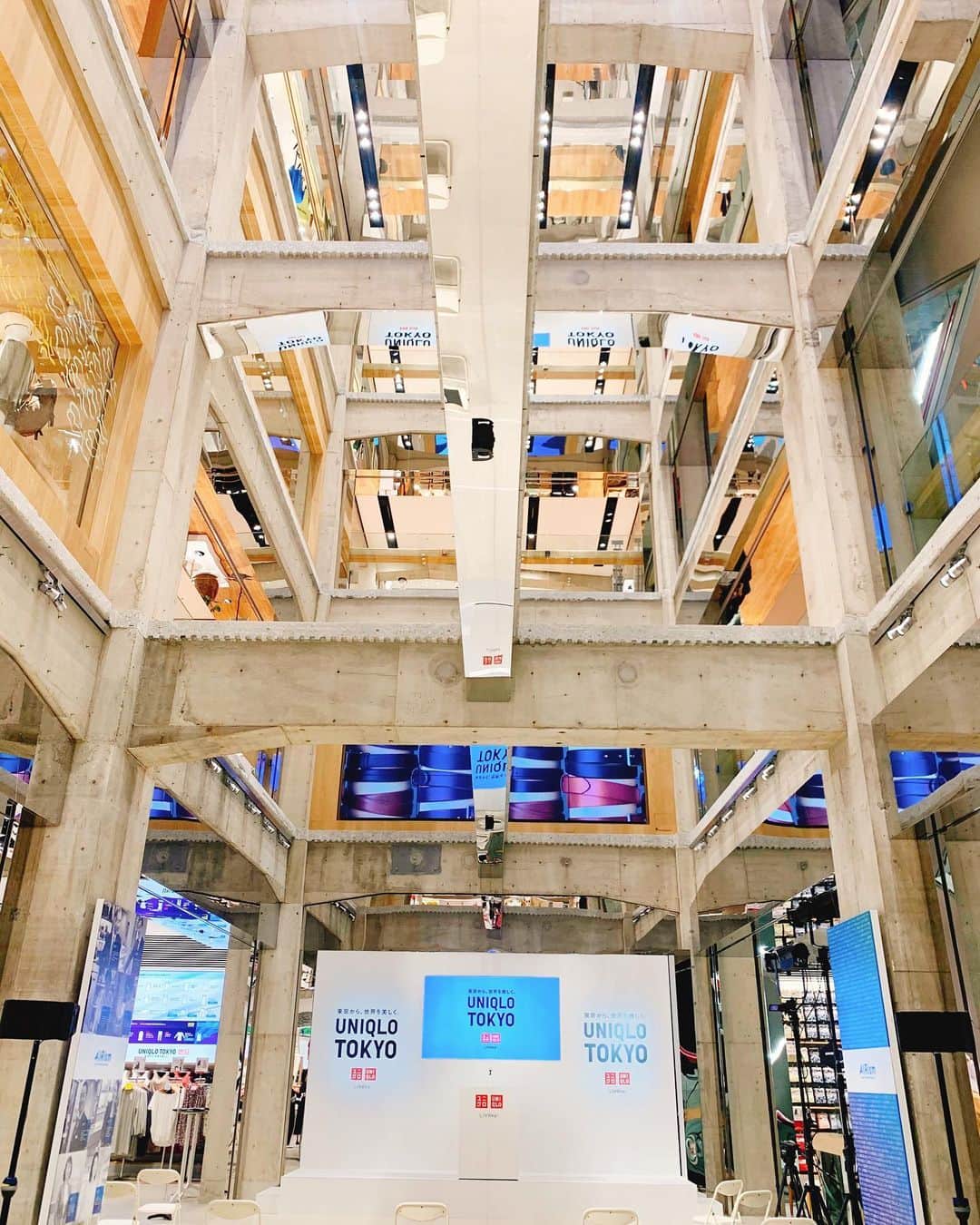 Locariのインスタグラム：「6月19日、マロニエゲート銀座2に﻿ 「UNIQLO TOKYO」 がオープン👏✨﻿ ・﻿ 一足お先にお店を紹介します❣️﻿ ・﻿ 店舗ではここでしか買えない限定品や先行発売アイテムもズラリ♡﻿ 吹き抜けの4階建ての店内は開放感があって﻿ お買い物もしやすい空間です！﻿ ・﻿ ﻿ ✔お店の建築が素敵すぎる！﻿ 佐藤可士和さんがトータルクリエイティブディレクターを務め、﻿ LifeWearを体現する店舗は見どころ満載。﻿ ・﻿ ✔ 待ってました♡「エアリズム寝具」が登場﻿ エアリズムの快適な睡眠に手放せなくなりそうです。﻿ マクラカバー￥790／ボックスシーツ（シングル）￥2,990﻿ とユニクロだから実現できる納得の価格！﻿ ・﻿ ✔ 注目の「UNIQLO x Theory」﻿ UNIQLO TOKYOと オンラインストア・一部のユニクロ店舗にて﻿ 6月19日より販売開始。快適に、そしてスタイリッシュに過ごすことができる夏のおすすめ。﻿ ﻿ #uniqlotokyo #ユニクロ #銀座マロニエゲート #uniqlo #theory #エアリズム寝具 #エアリズム #locari #ユニクロコーデ #銀座」