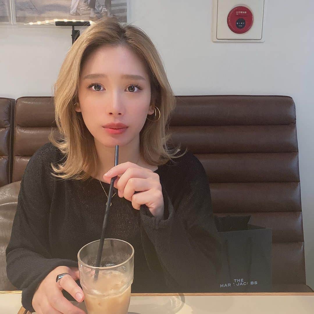 acaneのインスタグラム：「・ アプリって顔こわなあい？ もえやんは今日も口があいてます❤︎ ・ ・ LVEU.  @lveu.official のトップス 長袖やけどサマーニットになってて めっちゃ今の季節にぴったり🌈 めっちゃ着やすいし安いし可愛い。❤ ・ #LVEU. #ラブユ.」