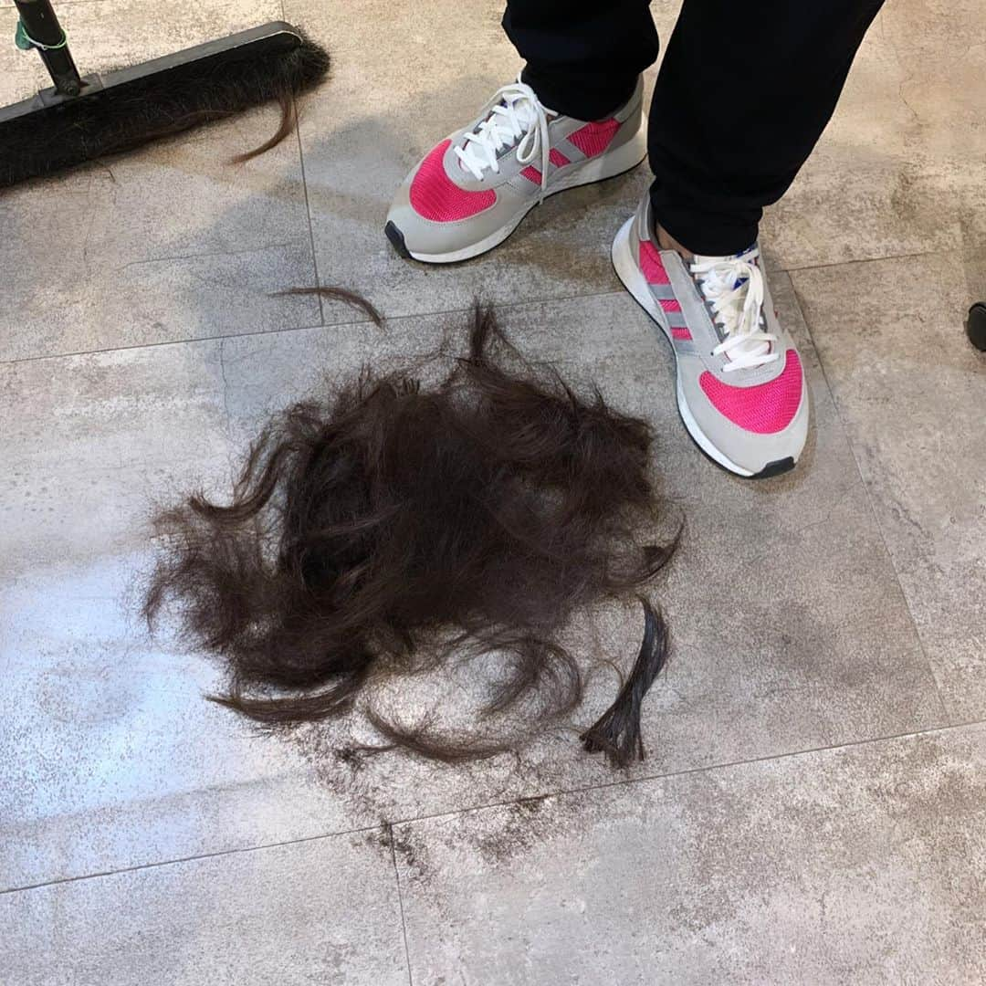 下垣真香さんのインスタグラム写真 - (下垣真香Instagram)「𓂃﻿ New hair ✂︎﻿ ﻿ 自粛中なかなか美容院に行けず伸びっぱなしだったので、﻿やっと美容院へ…！﻿ 思い切ってバッサリいってみました🤟🏼﻿ ここまで短くしたのは初めてかもしれません🤫﻿ ﻿ とっても軽くなってスッキリ！ 今回も素敵に切ってくれてありがとうございました🙇🏻‍♀️﻿ ﻿ ﻿ #美容院 #ヘアカット #ヘアスタイル #ボブ ﻿ #newhair #haircut #hairstyle #bob」6月18日 17時59分 - madoka_shimogaki