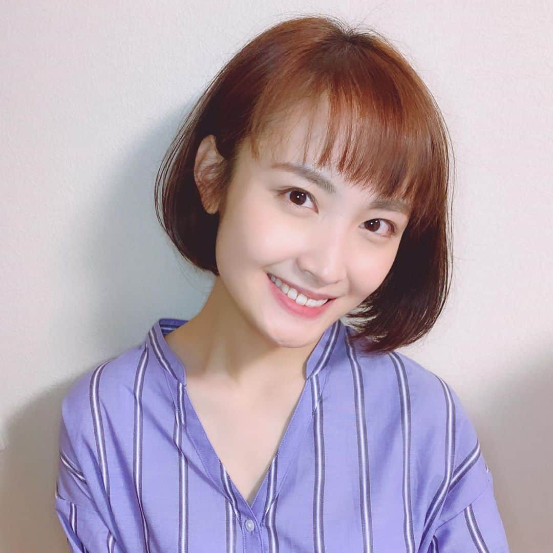 下垣真香さんのインスタグラム写真 - (下垣真香Instagram)「𓂃﻿ New hair ✂︎﻿ ﻿ 自粛中なかなか美容院に行けず伸びっぱなしだったので、﻿やっと美容院へ…！﻿ 思い切ってバッサリいってみました🤟🏼﻿ ここまで短くしたのは初めてかもしれません🤫﻿ ﻿ とっても軽くなってスッキリ！ 今回も素敵に切ってくれてありがとうございました🙇🏻‍♀️﻿ ﻿ ﻿ #美容院 #ヘアカット #ヘアスタイル #ボブ ﻿ #newhair #haircut #hairstyle #bob」6月18日 17時59分 - madoka_shimogaki