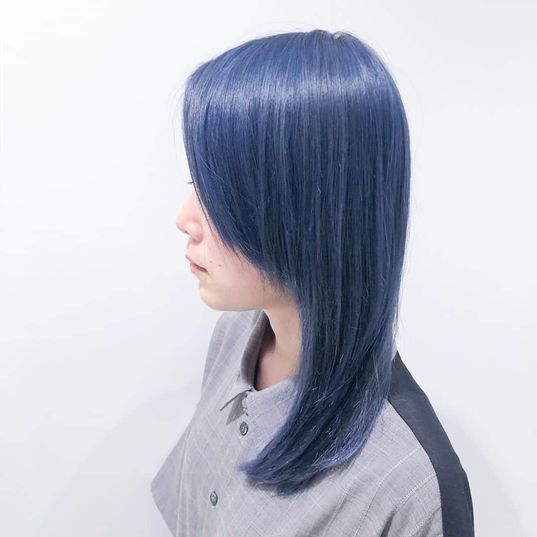 Wella Professionals Japanさんのインスタグラム写真 - (Wella Professionals JapanInstagram)「DEEPSEA（#イルミナカラー）の力をこれでもか！と引き出してくださったのは、パッショニスタの Hanaさん アルカリカラーの紫に5%Mixしただけでこの#BlueHairに！！ Hanaさんのヘアカラーにおけるモットー『“綺麗可愛い格好いい”から一歩踏み出した楽しい髪色』をご覧ください。 いつもステキなPostをありがとうございます！ #人生に色をつけよう #ウエラ #ウエラプロフェッショナル #ウエラ愛 #ウエラファミリ #ウエラヘア #ウエラ教育 #ウエラ色 #ヘアスタイリング #ヘアケア #ヘアカラー #美容師 #イルミナカラー #DEEPSEA #ウエラパッショニスタ #WellaPassionistas #AskForWella #MakeChange」6月18日 18時00分 - wellapro_japan