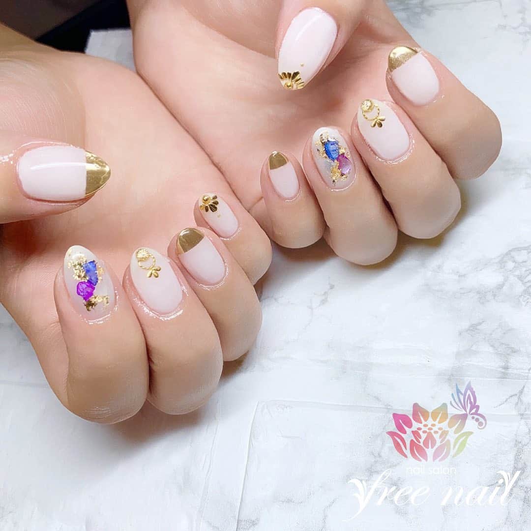free nail フリーネイルのインスタグラム：「. お客様ネイル💅🏻🍐✨ . 先端ミラーネイル🌝✨ . 夏色シェルストーン🐚🦋✨ . ▶︎▶︎▶︎スワイプして動画も見てね☝︎🎬✨ . ご来店ありがとうございました🙇🏻‍♀️🙇🏻‍♀️🙇🏻‍♀️💗 . . #ネイルアート #ジェルネイル #ネイルサロン #大阪ネイルサロン #ネイルデザイン #ネイルチェンジ #先端ミラーネイル #ミラーネイル #シェルネイル #シェルストーンネイル #ホワイトネイル #ピンクネイル #デザインネイル #トレンドネイル #ロングネイル #シンプルネイル #初夏ネイル #夏ネイル #nailsart #nailsdid #美甲 #日式美甲 #日式美甲胶 #日本美甲师 #日本美甲老师 #美甲上课 #日本胶 #フリーネイル #freenail」