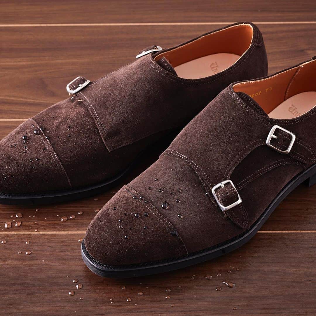 ユニオンインペリアルのインスタグラム：「. UNIONIMPERIAL -Goodyear welted- art. U2007 material: イタリア製撥水なめしスエード color: ダークブラウン Goodyear welted construction  Last: S69-3E 後方屈曲木型　足なりの新設計  雨の日にも出かけたくなるレザーシューズ！ イタリアのsciarada社による発色が美しい撥水なめしスエードです。スエードはお手入れが簡単で普段はブラッシングだけで十分です。 @sciarada_industria  シャープ過ぎずに、ほどよいつま先の丸さやシルエットのダブルモンクのデザインは、スーツはもちろんジーンズにも相性がよく、汎用性の高さが魅力です。  とにかく活用できる服装が幅広いため旅先や出張に履いていく靴としてもおすすめです。  #unionimperial  #ユニオンインペリアル  #doublemonk  #ダブルモンク  #monkstrapshoes  #撥水なめし革  #撥水なめしスエード #waterproofsuede  #waterproofsuedeshoes  #後方屈曲木型  #後方屈曲木型は足なりに肉付きが中央から内側に寄って踵も内側に屈曲しています  #classicshoes  #革靴  #革靴好きと繋がりたい  #断然革靴派  #紳士靴」