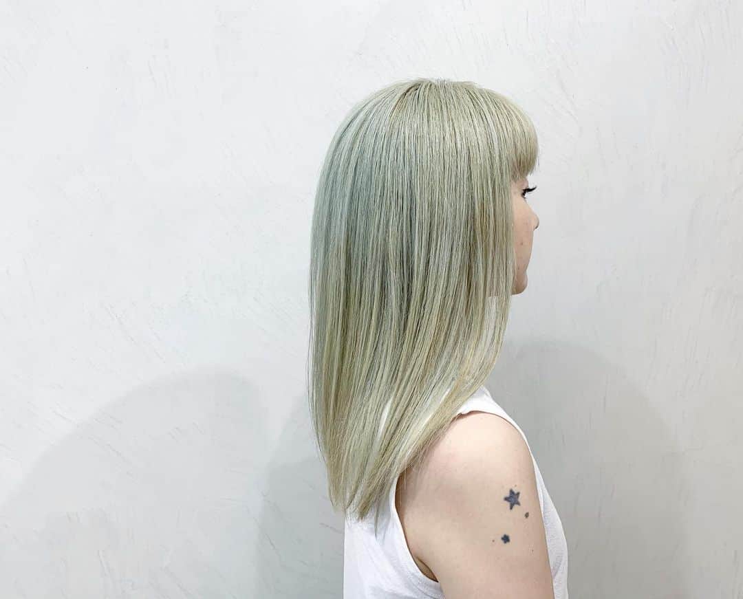 岸本佳子さんのインスタグラム写真 - (岸本佳子Instagram)「nex the salon 🦄 blue-ishなブロンドに変身💎これからの新時代、ヘアカラーがファッションスタイルを語る上、とても重要になります。個性こそ美🤘🏻🤘🏻🤘🏻 ・ Hair by @kenichinishidaramsoe #hair #style #fashion」6月18日 18時04分 - yoshico_kishimoto