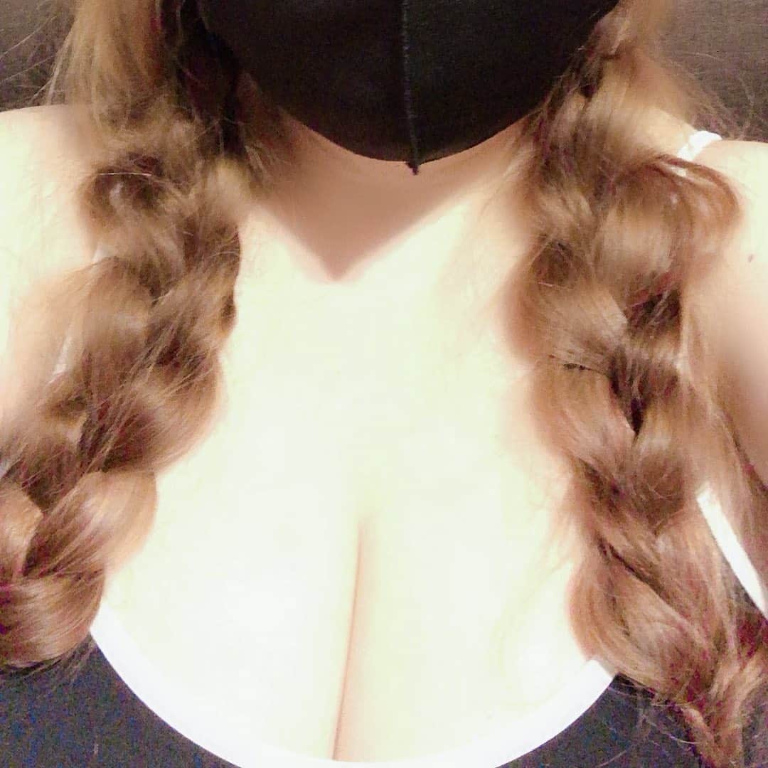 有奈めぐみのインスタグラム：「凄いロングヘアの方、この暑い日々、髪の毛どぉされてるのかしら？私バレッタで留めるのももう頭皮がひっぱられて痛い、シュシュでポニーテールも重くて痛い…で、おさげ…これが一番楽。でもさ、前かがみになる時は邪魔… どーすればいいんだ！！ #av #熟女 #風俗嬢 #スーパーロングヘア」