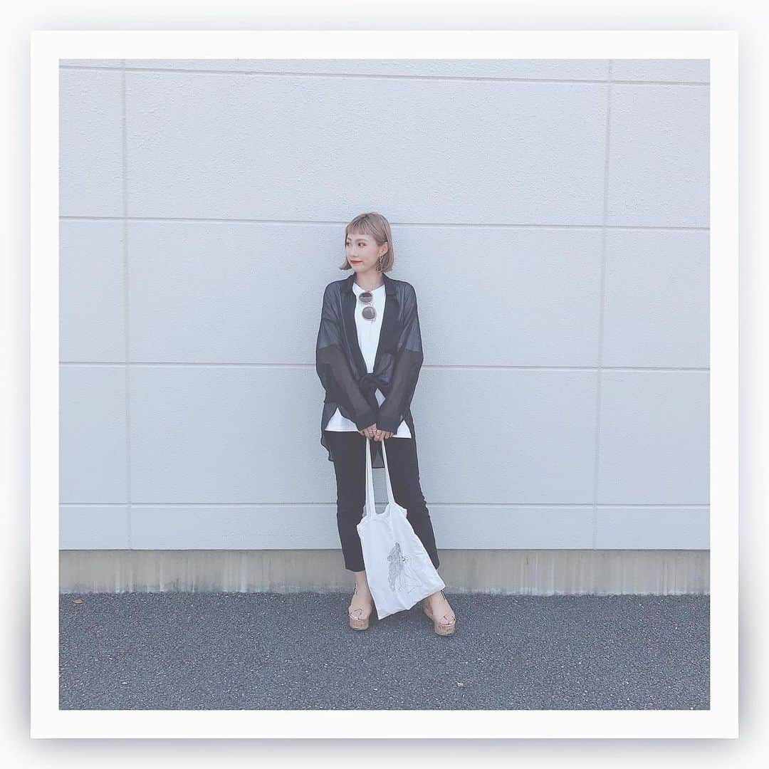 稲葉るりさんのインスタグラム写真 - (稲葉るりInstagram)「昨日の投稿の着回し❤︎ #gu のロングシアーシャツを合わせて前でくるっと結んで丈感を調節したよ〜  #ロングシアーシャツ　はあえてＬサイズにしてダボっと着れるようにしてるんだ🖤 ・ ・ ・ ・ ・ ・ ・ ・ ・ ・  #プラチナムプロダクション #稲葉るり #ヘアメイクアップアーティスト #ヘアメイク #着回しコーデ #ファッション #コーディネート #プチプラファッション #お手軽コーデ #ハイトーン #ハイトーンボブ #オン眉 #オン眉ボブ #個性的 #自分スタイル」6月18日 18時14分 - make_up_yuka