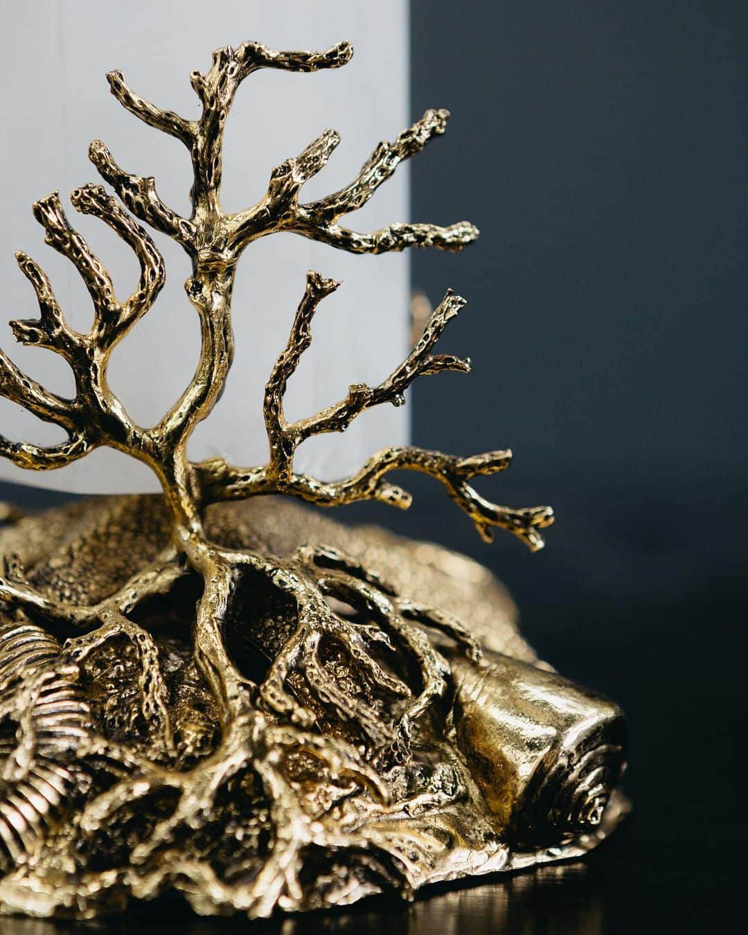 グーセンス パリのインスタグラム：「Coquillage table lamp handmade in brass soaked in a bath of 24-carats gold, yellow gold color, adorned with corals, shell and rock cristal.」