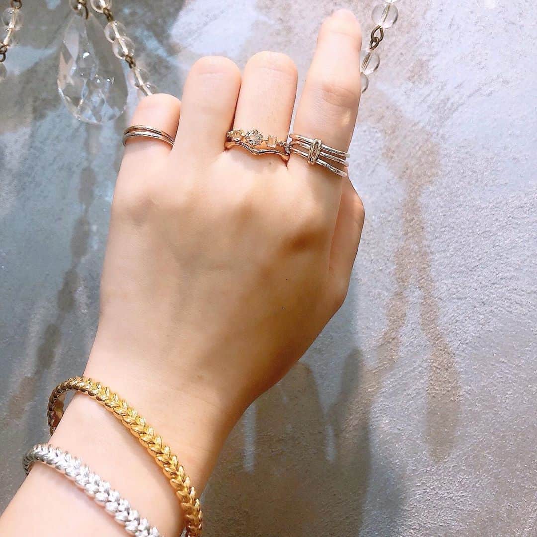 ageteさんのインスタグラム写真 - (ageteInstagram)「.﻿ 【スタッフコーディネート_アガット 名古屋栄三越】﻿ 幸運のシンボルといわれている麦をモチーフにしたバングル。﻿ 重ねて着けて、腕周りにボリュームを。﻿ ﻿ #agete #jewelry #accessory #ring #pinkyring #bangle #bracelet #quartz #silver #summer #collection #newarrivals﻿ #アガット #ジュエリー #アクセサリー #リング #ピンキーリング #バングル #ブレスレット #クォーツ #シルバー #夏 #コレクション #新作 #名古屋栄三越」6月18日 18時09分 - agete_official