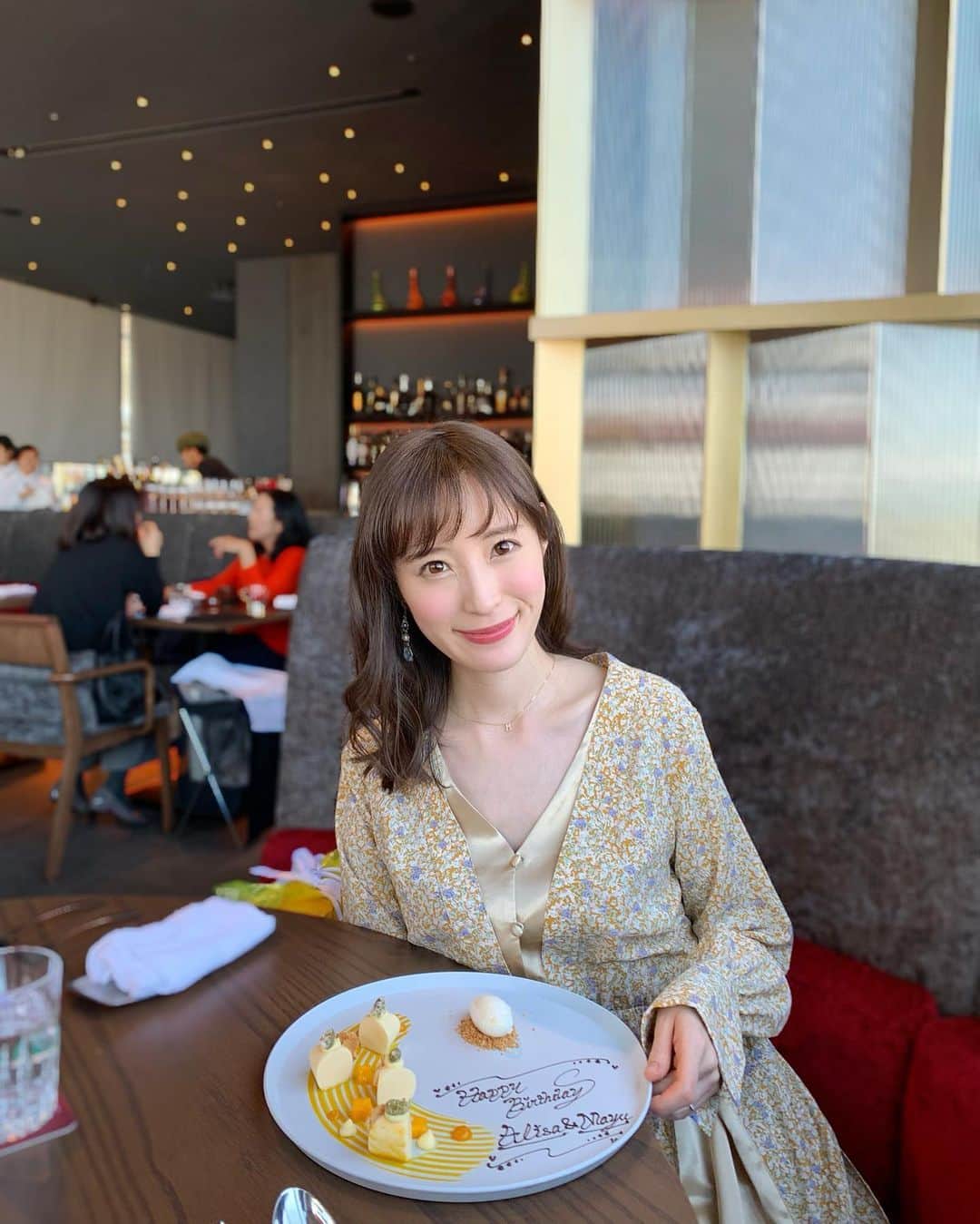 小林真由のインスタグラム：「2月のlunch time.﻿ すでにふっくら🧏🏼‍♀️﻿ ﻿ 早く友達に会いたい💄﻿ 食事にも行きたい〜🍝を口癖に﻿ あと少しの我慢と信じてます🥺🙏﻿ ﻿ ﻿ 帰ってからピアスが片方ないことに気づいて﻿ 写真を見ながらもうすでになかったんだ..と﻿ 思った瞬間😂💭﻿ ﻿ ﻿ #ランチ #女の子ママ #1歳半 #ママライフ #マタニティ #マタニティライフ #妊婦 #妊婦コーデ #マタニティコーデ #妊娠8ヶ月 #第二子妊娠中」