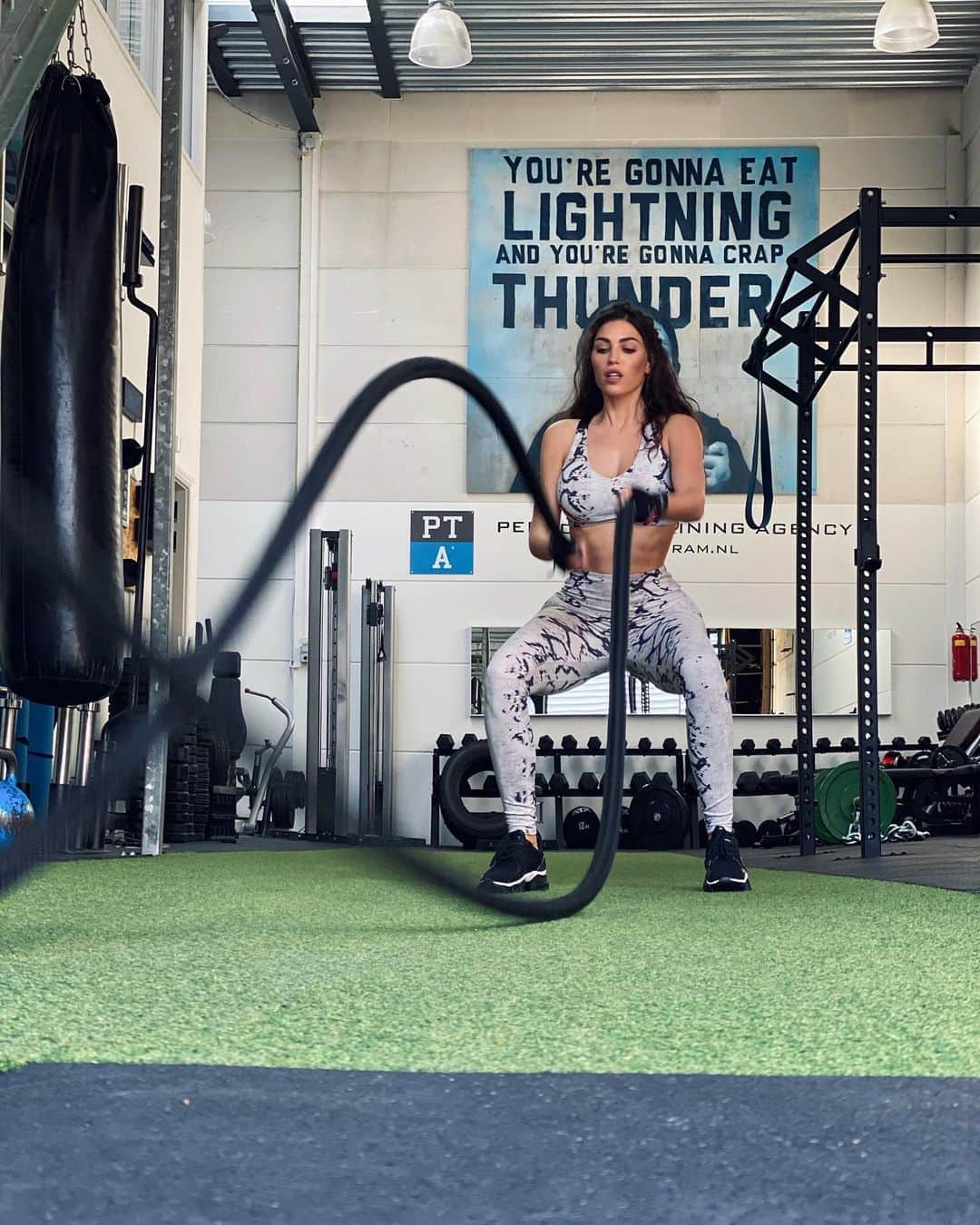 ヨランテ・ヴァン・カスベルヘンのインスタグラム：「I always get a lot of questions about my workout routine 🏋🏻‍♀️ so in this month’s special edition of @grazia_nl I share some of my exercises with you 💪🏼 Hope you guys get inspired 😊 @ptaprogram_nl @robertschoot ( geloof me het is niet zo makkelijk als het eruit ziet.. ook niet voor mij! Ik doe gewoon stoer op deze foto’s 😎 )」