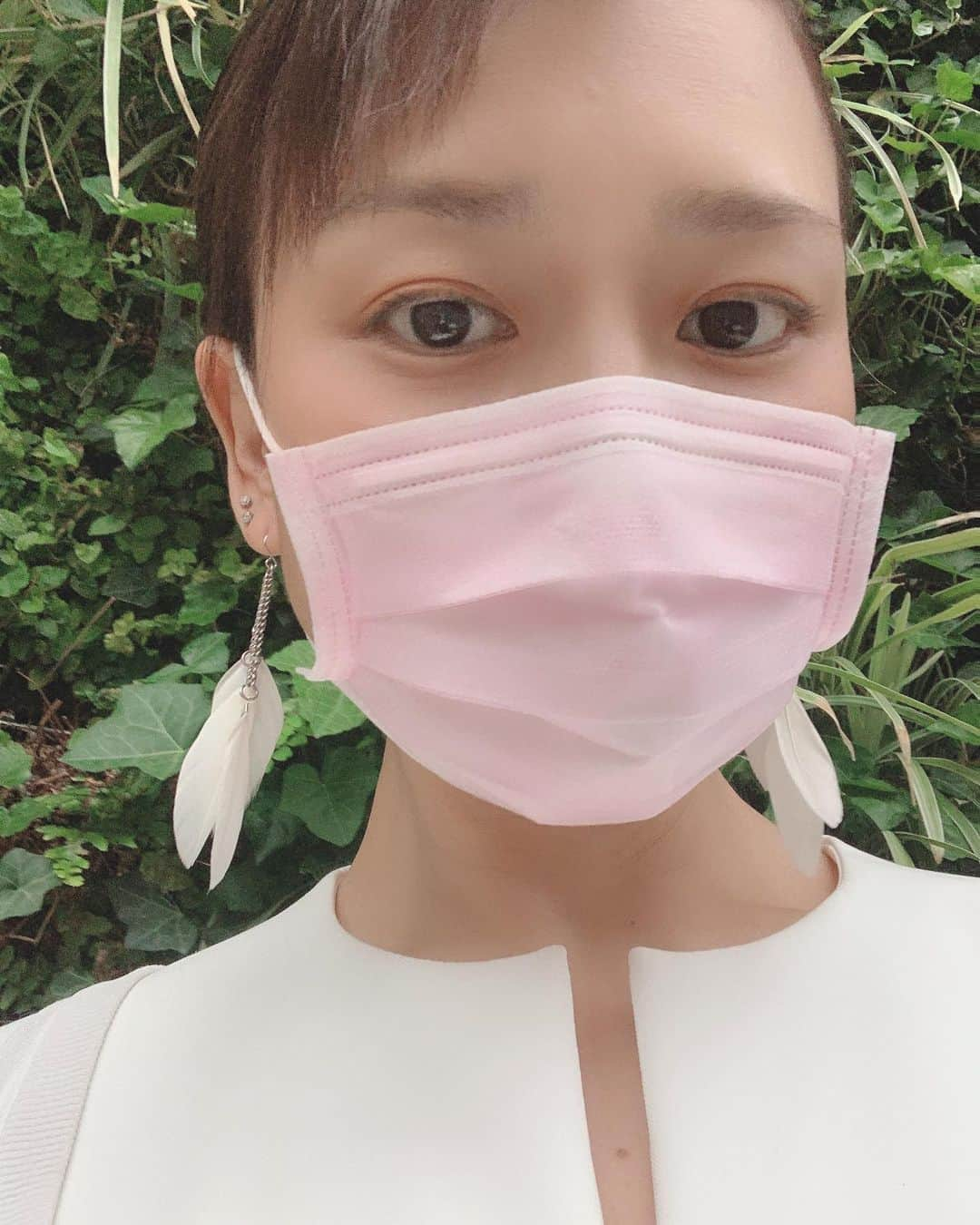 伊藤孝恵さんのインスタグラム写真 - (伊藤孝恵Instagram)「羽根ピアスをしていると必ず反応してくれる小野田紀美参議院議員。あまりに反応してくれるので1個あげるわ！と言ったら、本人は耳に穴開けるのが怖いからピアスはイヤなんだそう😅  #羽根ピアス #揺れるピアス #揺れる #ひらひら #ふわふわ #ピンク #あげる  #ピンク #マスク #雨の日 #参議院議員 #国民民主党 #2児の母 #育児中 #女の子ママ #ワーママ #Domani #ドマーニ #domanist  #伊藤たかえ #伊藤孝恵」6月18日 18時23分 - itotakae