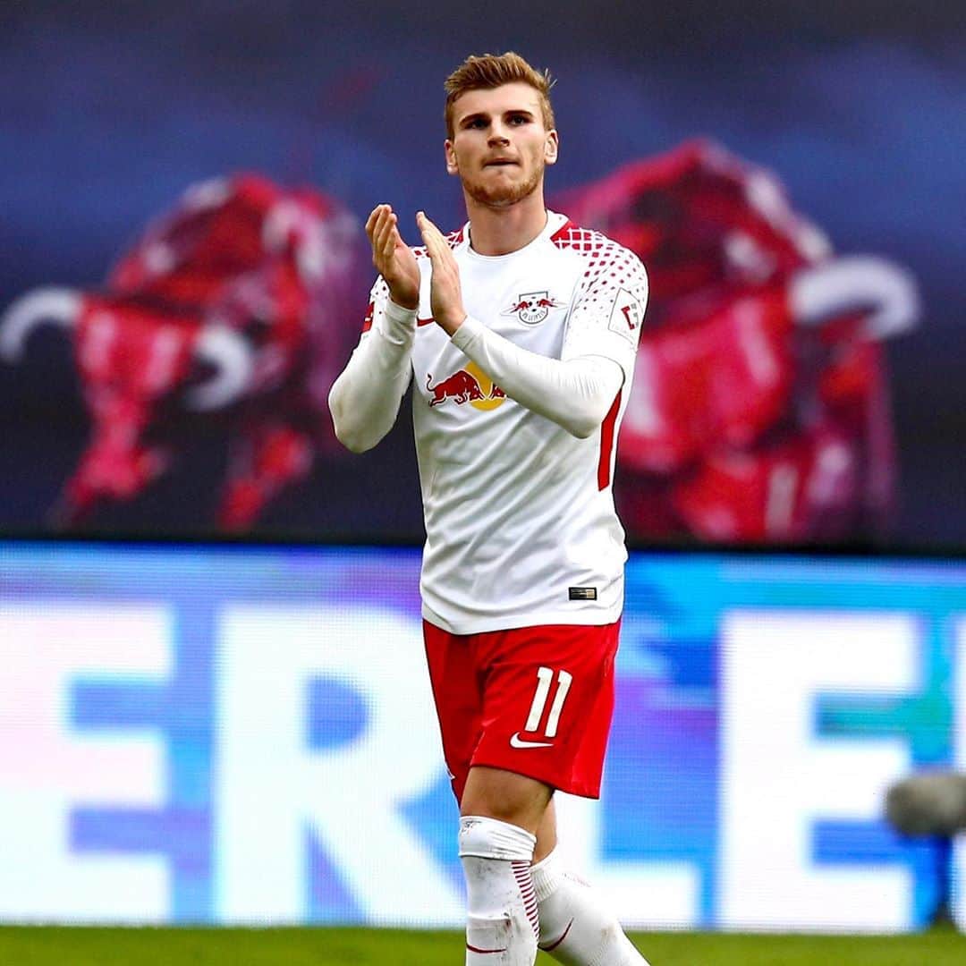 ティモ・ヴェルナーのインスタグラム：「Liebe RB Leipzig Familie, Time to say goodbye - nach 4 wunderbaren und prägenden Jahren ist es heute an der Zeit euch mitzuteilen, dass ich mich entschieden habe in der nächsten Saison nach England zu wechseln.  Mit großer Vorfreude und dennoch schweren Herzens gehe ich diesen neuen Schritt in meinem Leben. Ich kann mich noch gut erinnern, als ich 2016 als 20-Jähriger nach Leipzig kam. Mein erstes Spiel gegen Hoffenheim, mein erstes Heimspiel gegen Dortmund, mein erstes Tor gegen den HSV... Nun, 4 Jahre später, blicke ich auf so viele schöne Erlebnisse, Erfolge und Begegnungen zurück, die ich immer bei mir behalten werde.  Deshalb möchte ich DANKE sagen. VIELEN DANK an die Fans, meine Teamkollegen, die Verantwortlichen, die Mitarbeiter, an alle weiteren Menschen, die ich hier bisher kennen gelernt habe und an diese wunderbare Stadt Leipzig, in der ich mich von Tag Eins zuhause gefühlt habe. Gleichzeitig freue ich mich total auf dieses neue, spannende Kapitel in meiner Karriere in England, das zur neuen Saison beginnt. Jetzt geht‘s aber natürlich erst einmal darum, die Saison in Leipzig erfolgreich zu beenden!  Euer Timo 👏」