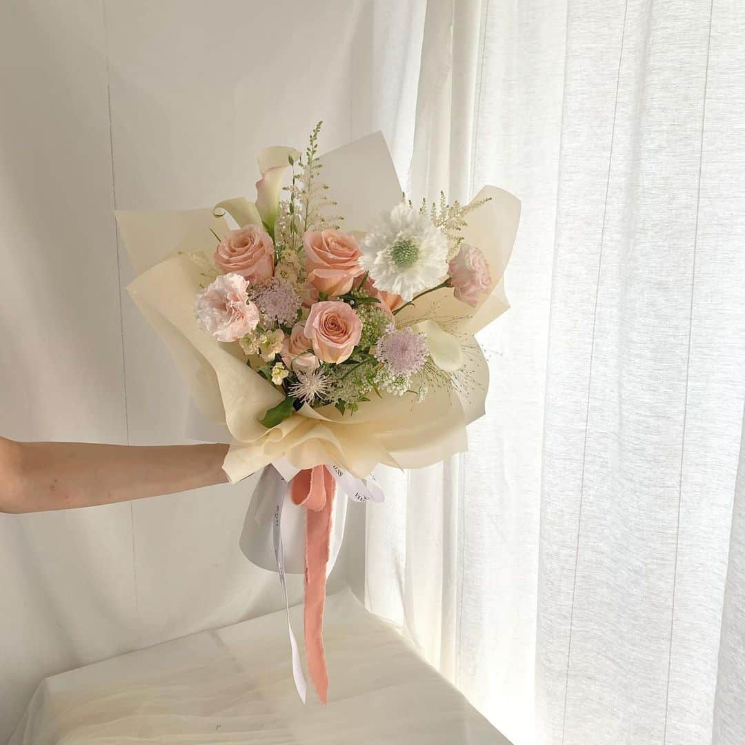 플로리스트 이주연 florist Lee Ju Yeonさんのインスタグラム写真 - (플로리스트 이주연 florist Lee Ju YeonInstagram)「. . 청순 청순 🤍 .  #바네스꽃다발 #vaness花束 . 订花 WeChat ID vaness_flower 클래스상시모집 당일꽃주문가능 #수업문의 #주문예약 #lesson #Order  Katalk ID vaness52 WeChat ID vaness_flower E-mail vanessflower@naver.com . 강남구 역삼동608-16 📞02-545-6813 . #vanessflower #florist #flowershop #handtied #flowerlesson #花束 #花束包装 #바네스플라워 #플로리스트 #꽃다발 #부케 #플로리스트학원 #역삼역꽃집 #언주역꽃집 #플라워레슨 #꽃다발주문 #꽃수업 #꽃주문  #대관 #공간대여 #공간쉐어」6月18日 18時17分 - vanessflower