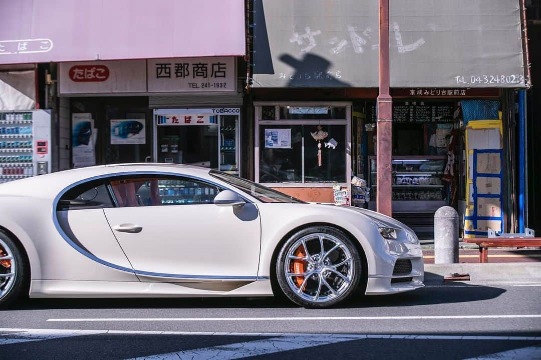 前澤友作のインスタグラム：「#MZSC百景 No.14 商店街とシロン  Chiron and shopping district  #mzsupercar #Bugatti #Chiron #BugattiChiron #supercar #hypercar #ブガッティ #シロン #スーパーカー #ハイパーカー #千葉を車の聖地に  #千葉 #みどり台 #商店街 #yusakumaezawa #前澤友作 @yusaku2020」