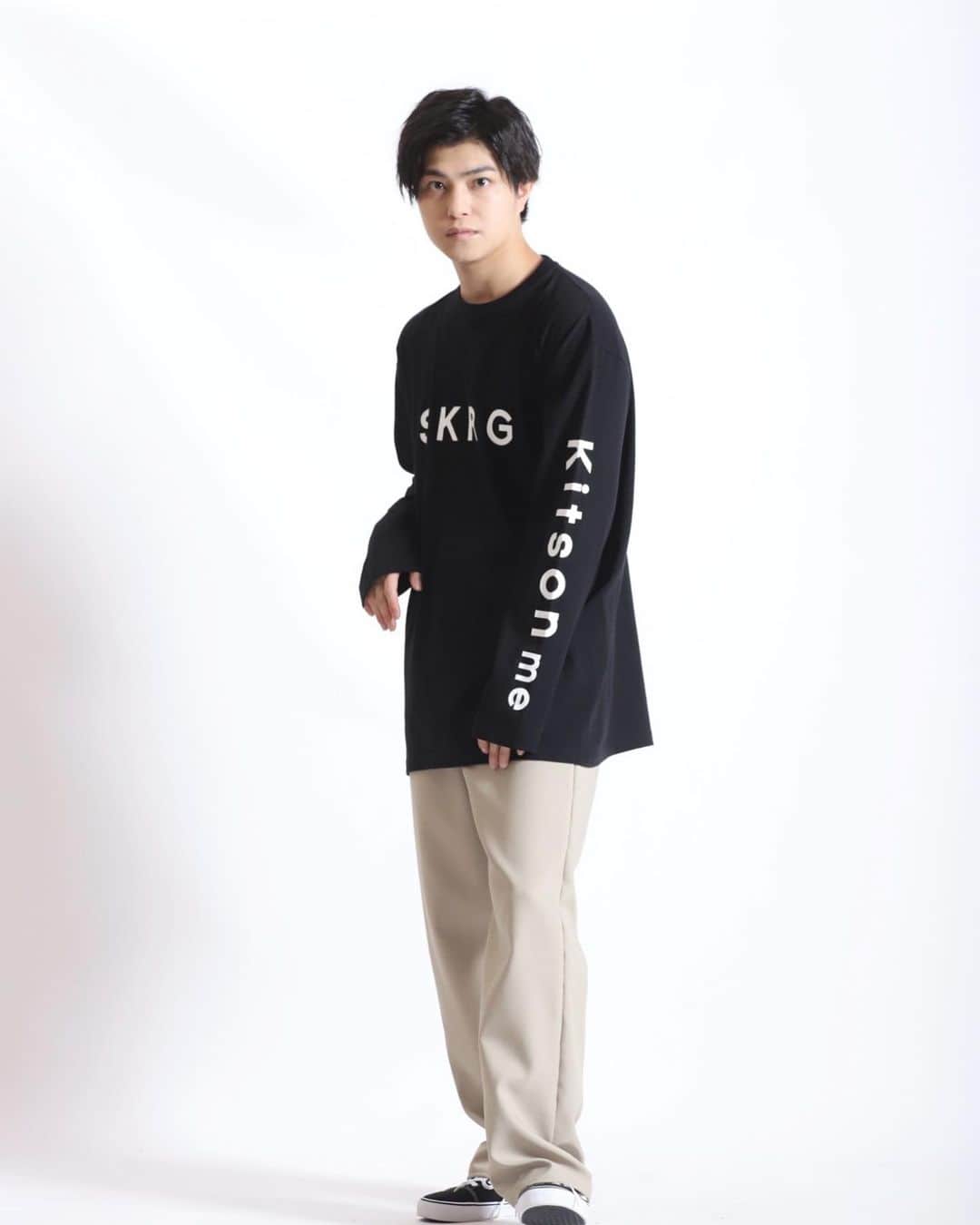 桜木那智のインスタグラム：「kitson me さんとのコラボ カラーを紹介していきます！ ブラック個人的にすごい好きです。 色んなスタイルに合わせられるので、すごい良いです！ ぜひ！  詳細はコチラ。 https://www.kitson-me.jp/SHOP/307933/336760/list.html」