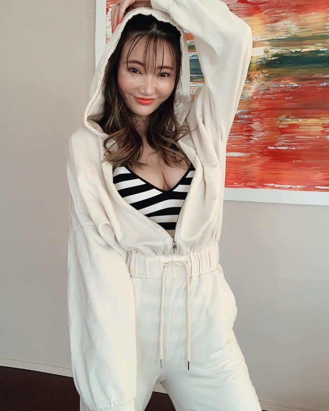 クリスティン・ウェイのインスタグラム：「My favorite home outfit again from @valmuer_official x @dior  #christinewei #cwfashion #fashiongram #valmuer #diorlady」