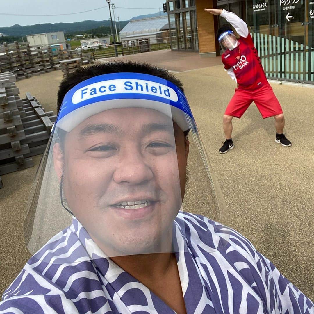 あかつさんのインスタグラム写真 - (あかつInstagram)「初フェイスシールド❗️ 道の駅国見あつかしの郷さんで 【ありがと散歩】 ごっちゃんでした‼️ #フェイスシールド #福島放送 #KFB #ヨジデス #ピンボケたろう」6月18日 18時27分 - akatsu_sumo