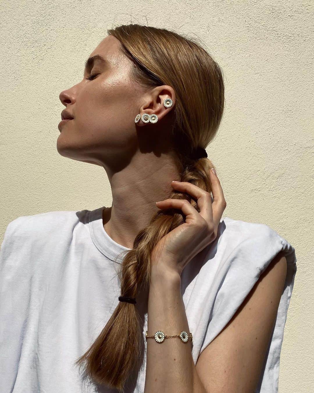 ペニーレ・タイスベックのインスタグラム：「Annonce @georgjensen  Cover me in Daisies 🌼 #GeorgJensen #GeorgJensenForDanishRedCross  With the #DaisiesAlwaysGrowBack campaign, Georg Jensen is donating 10% of the Daisy collection sales for the rest of 2020 to Danish Red Cross to provide help where its most needed - in a crisis that will last long into the future.」