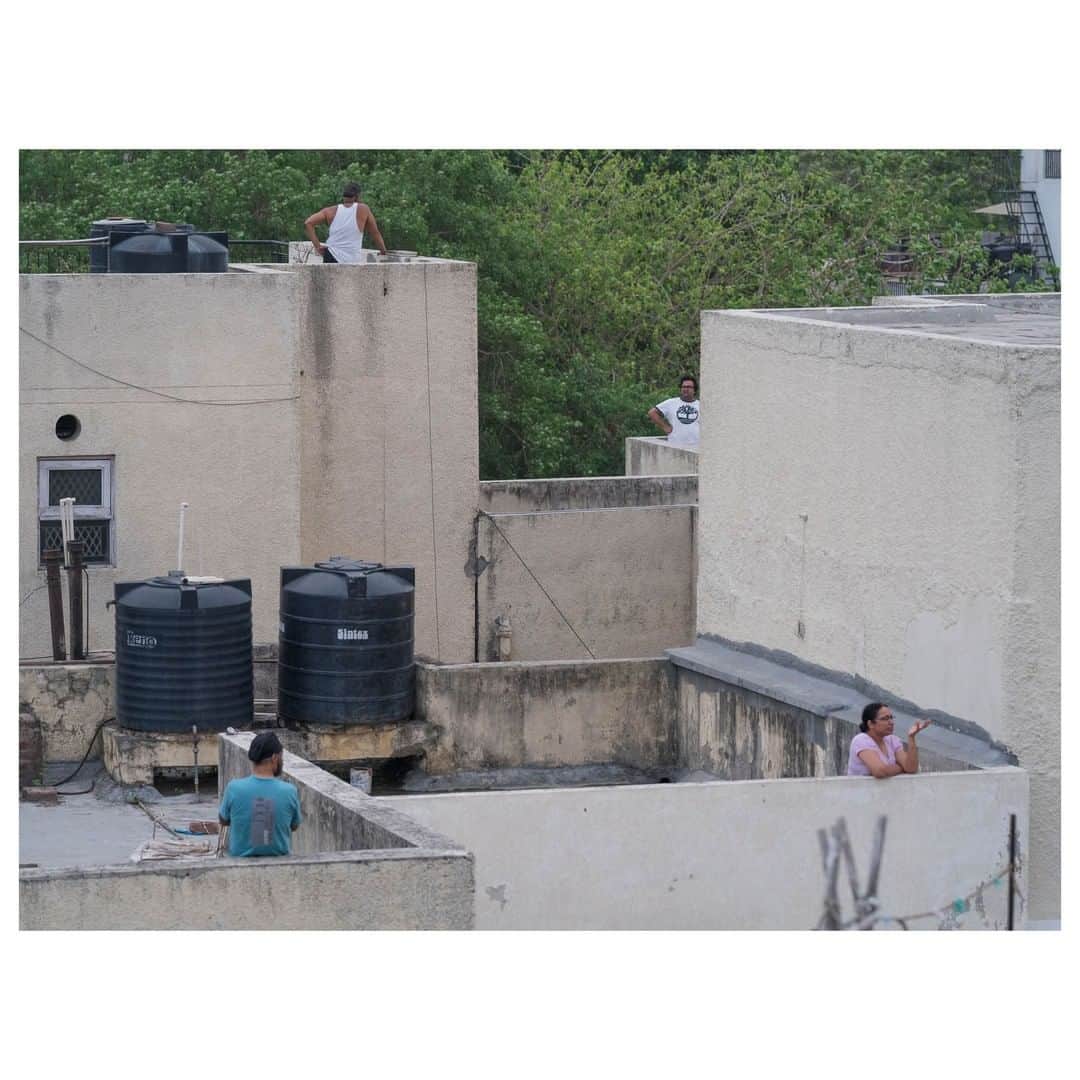 Magnum Photosさんのインスタグラム写真 - (Magnum PhotosInstagram)「"Delhi was always known for its rooftop life. In some seasons especially around August you’d see people flying kites from their rooftops. When the day would get really hot you would sleep on the roof and breathe in the cool summer night. And during the first rains when you woke up to the moist smell of earth, you’d climb upstairs to be in the rain – that was a time when it was still beautiful to get wet in the rain." - Sohrab Hura (@uglydogbooks)⁠ .⁠ Sohrab Hura reflects on a period of creativity in isolation - writing and making work from his rooftop room in Delhi, India.⁠ .⁠ Read his text, and see his series of rooftop images, on Magnum today. Link in bio.⁠ .⁠ PHOTO: Photograph from Sohrab Hura's rooftop during the lockdown due to Covid19. India. New Delhi. 2020.⁠ .⁠ © @uglydogbooks/#MagnumPhotos」6月18日 18時30分 - magnumphotos