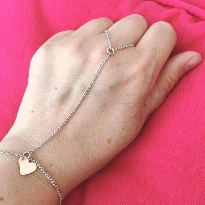 メイデンアートのインスタグラム：「So cute💋😍handchain🏖perfect for this summer🥰 . . . . . #handchain #silver #bracelet #bracelets #jewels #jewellery #jewelrydesign #jewelryaddict #bohostyle #bohochic #bohojewelry #handchains #handchainbracelet #handchainlovers #bodyjewelry #bodyjewellery #bodyjewlery」