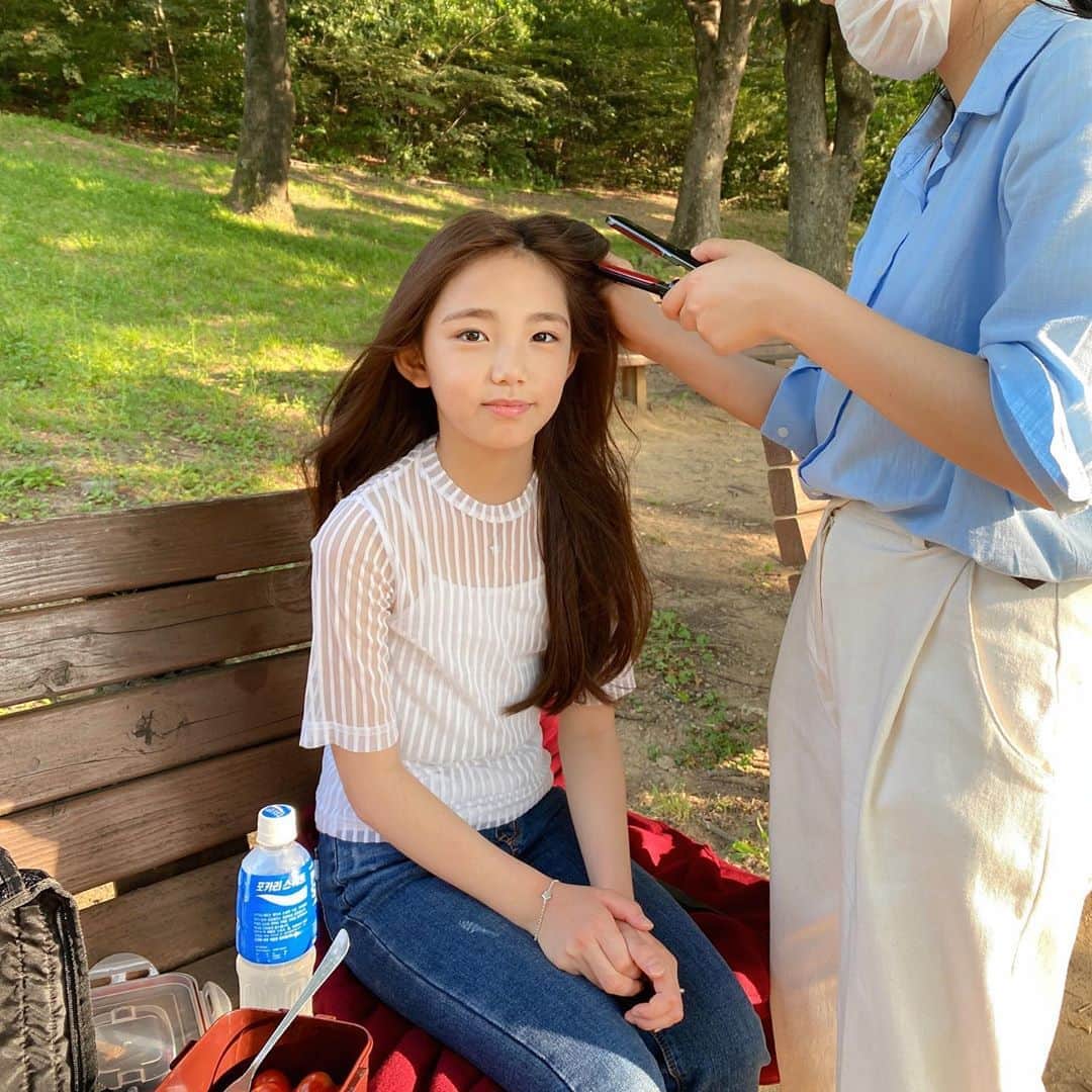 ウンチェのインスタグラム：「#촬영스케치 🍃 - - - #푸르름 #한가득 #올림픽공원 #kidsmodel #juniormodel  #키즈모델 #주니어모델 #이은채」