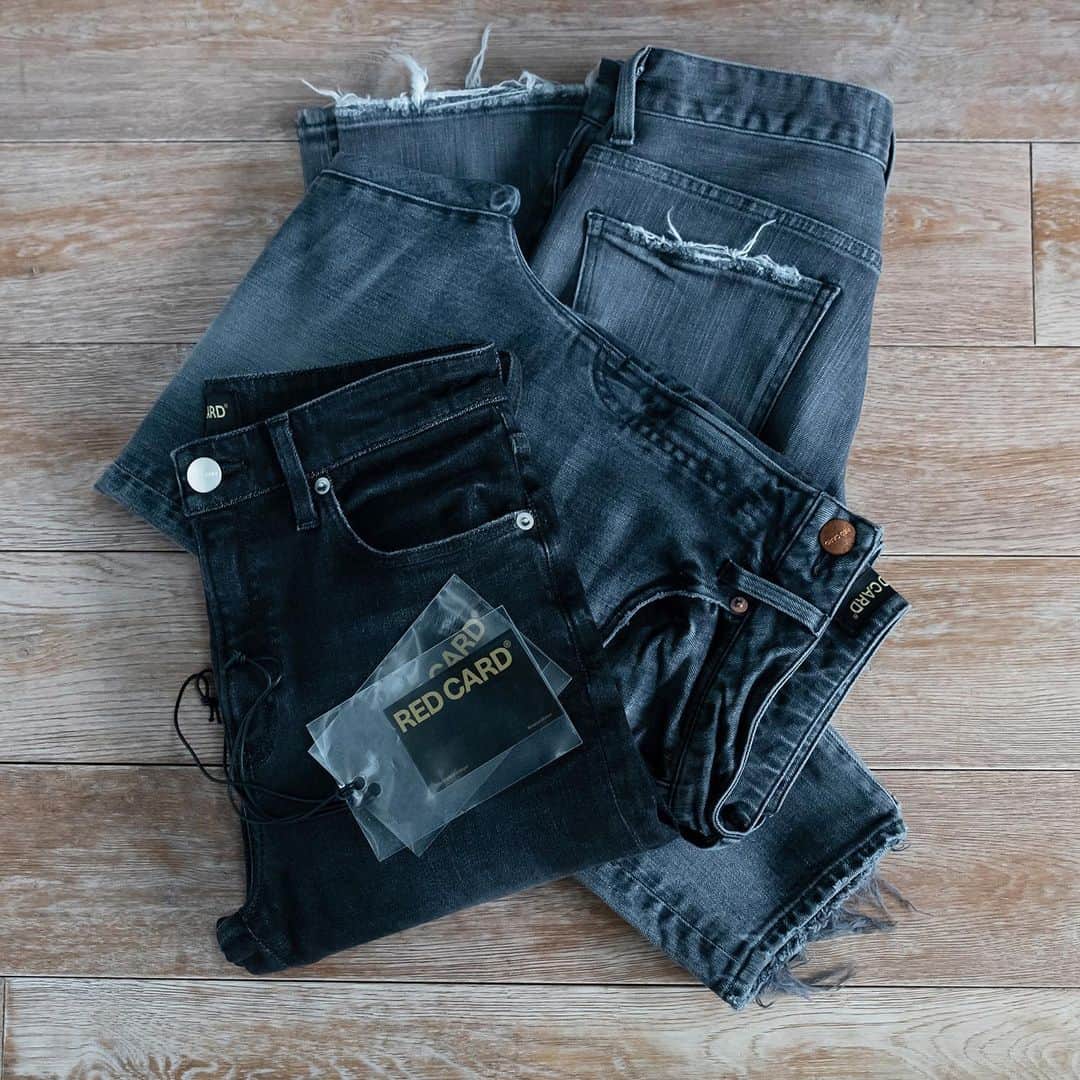のインスタグラム：「.﻿ ﻿ BLACK&GREY DENIM👖﻿ ﻿ ﻿ #redcardtokyo#redcard#redcarddenim#denim#ootd#intheknowgl#デニム#レッドカード#レッドカードデニム#美脚デニム#きれいめコーデ#ブラックデニム #グレーデニム #大人カジュアル #デニムコーデ」