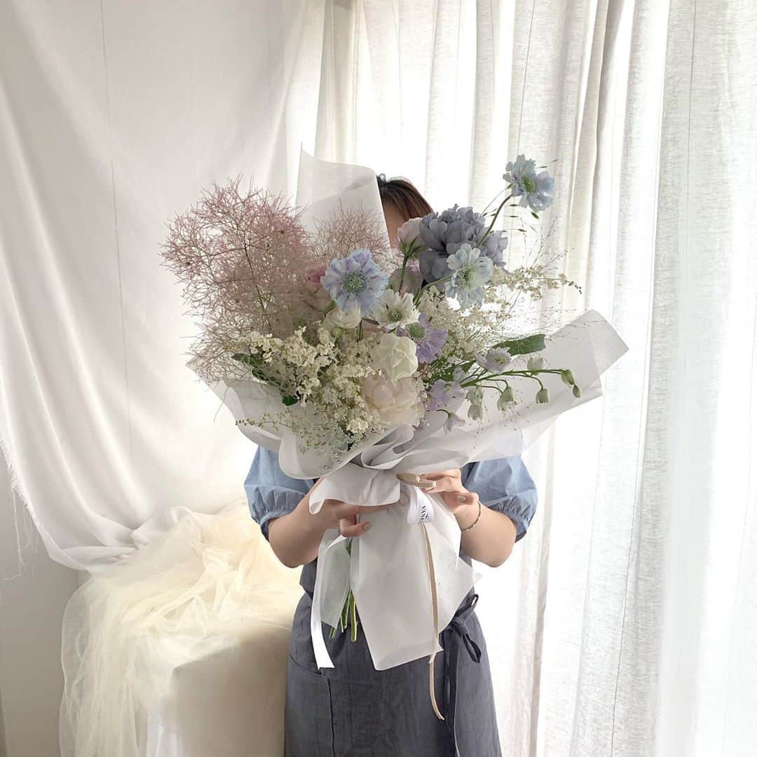 플로리스트 이주연 florist Lee Ju Yeonさんのインスタグラム写真 - (플로리스트 이주연 florist Lee Ju YeonInstagram)「. . 오늘 원데이 고급 꽃다발 🤍 좋은 분들과 편안하고 즐거웠던 수업🙆🏼‍♀️ .  #바네스꽃다발 #vaness花束 . 订花 WeChat ID vaness_flower 클래스상시모집 당일꽃주문가능 #수업문의 #주문예약 #lesson #Order  Katalk ID vaness52 WeChat ID vaness_flower E-mail vanessflower@naver.com . 강남구 역삼동608-16 📞02-545-6813 . #vanessflower #florist #flowershop #handtied #flowerlesson #花束 #花束包装 #바네스플라워 #플로리스트 #꽃다발 #부케 #플로리스트학원 #역삼역꽃집 #언주역꽃집 #플라워레슨 #꽃다발주문 #꽃수업 #꽃주문  #대관 #공간대여 #공간쉐어」6月18日 18時46分 - vanessflower