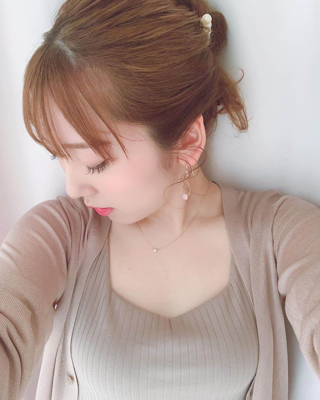 木下望のインスタグラム：「・ ・ UNIQLO最高〜☝️ ベージュ好きすぎぃ〜☝️ ・ みんな今日もお疲れ様🥰今日もとっても幸せだった❤️好きなものばっかり食べた🤤幸せ🤤やったね！！ ・ ・ #code #codenate #私服 #私服コーデ #ベージュコーデ #ユニクロ #ユニクロコーデ #uniqlou #ヘアアレンジ #おだんごヘア #おだんごアレンジ #スタマリ」