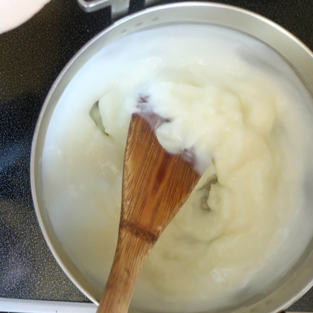 メシ通さんのインスタグラム写真 - (メシ通Instagram)「基本材料は牛乳🥛、片栗粉、砂糖。 プリプリの食感が心地よい、簡単おうちスイーツです。 抹茶やココアでアレンジも楽しめます。  牛乳と片栗粉でできるスイーツ「台湾風ミルクもち」を作ろう！ https://www.hotpepper.jp/mesitsu/entry/homarecipe/20-00010  #mesitsu #メシ通 #牛乳 #牛乳餅 #牛乳もち #ミルク餅 #ミルクもち #アジアンスイーツ #台湾スイーツ #おうちスイーツ #簡単スイーツ #簡単 #ホマレ姉さん #岡山　 #easy #delicious #recipe #okayama #homarecipe #homarecipes」6月18日 18時54分 - mesitsu
