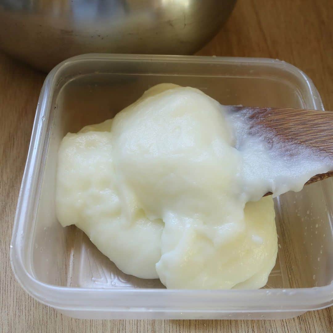 メシ通さんのインスタグラム写真 - (メシ通Instagram)「基本材料は牛乳🥛、片栗粉、砂糖。 プリプリの食感が心地よい、簡単おうちスイーツです。 抹茶やココアでアレンジも楽しめます。  牛乳と片栗粉でできるスイーツ「台湾風ミルクもち」を作ろう！ https://www.hotpepper.jp/mesitsu/entry/homarecipe/20-00010  #mesitsu #メシ通 #牛乳 #牛乳餅 #牛乳もち #ミルク餅 #ミルクもち #アジアンスイーツ #台湾スイーツ #おうちスイーツ #簡単スイーツ #簡単 #ホマレ姉さん #岡山　 #easy #delicious #recipe #okayama #homarecipe #homarecipes」6月18日 18時54分 - mesitsu