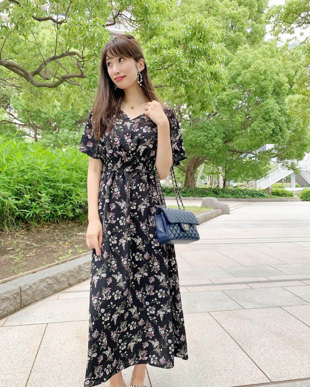 のインスタグラム：「. . ブラックのフラワーロングワンピース🖤💐 着やすくてラインも綺麗に見えるので とってもお気に入りです💫✨ . . #onepiece ..#chouchoufleur (@fandred.fashion ) #shoes ..#tsurubymarikooikawa(@tsurubymarikooikawa ) . . お友達 @nonokagram のプロデュースしてるchouchoufleurのワンピースです❤️💐😌 色違いでホワイトもあるみたいです🤍 . #coordinate #コーディネート #コーデ #fashion #ootd #おでかけコーデ#ママコーデ#onepieceholic#花柄ワンピース#花柄#フラワーワンピース」