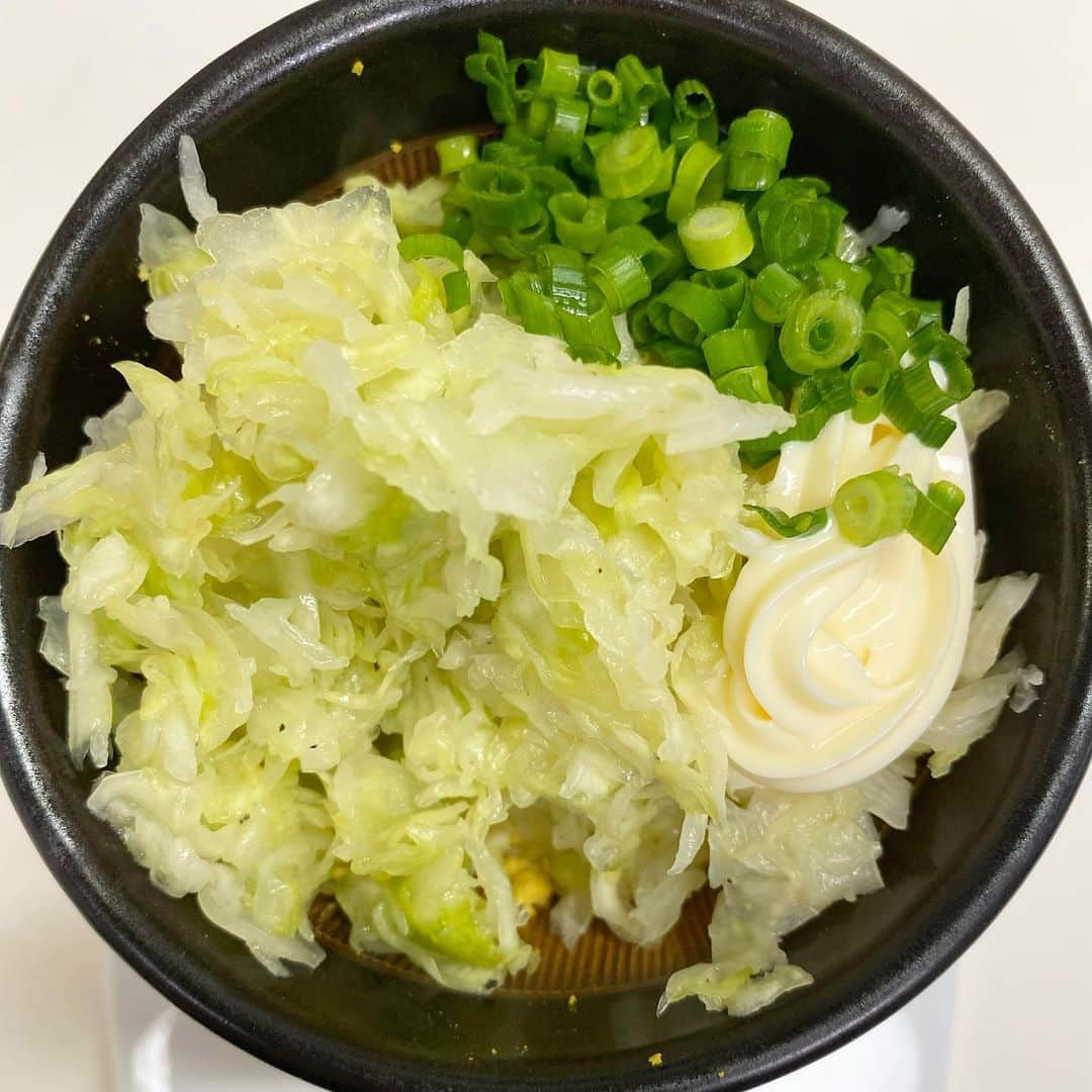 馬場裕之さんのインスタグラム写真 - (馬場裕之Instagram)「コールスロー🥗 『材料』 シークワーサーキャベツ100g ゆで卵1個 マヨネーズ10g〜15g 小ネギ2本（みじん切り玉ねぎを水にさらしたものや赤玉ねぎでも） 黒胡椒適量 ①ゆで卵をつぶします。 ②軽く水気を切ったシークワーサーキャベツとマヨネーズ、小ネギ、黒胡椒を入れて混ぜるだけ。 シークワーサーキャベツが止まらないコールスローに変身しますよ。 パンにはさんで食べても美味しいですよ🥪 #おうち時間  #おうちごはん  #吉本自宅劇場  #馬場ごはん」6月18日 19時16分 - hiro88