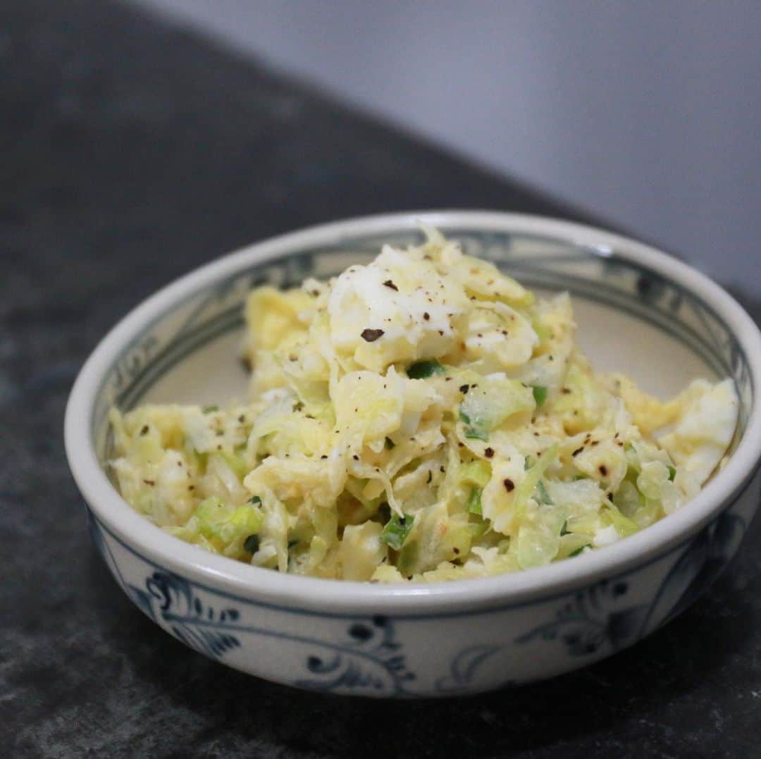 馬場裕之のインスタグラム：「コールスロー🥗 『材料』 シークワーサーキャベツ100g ゆで卵1個 マヨネーズ10g〜15g 小ネギ2本（みじん切り玉ねぎを水にさらしたものや赤玉ねぎでも） 黒胡椒適量 ①ゆで卵をつぶします。 ②軽く水気を切ったシークワーサーキャベツとマヨネーズ、小ネギ、黒胡椒を入れて混ぜるだけ。 シークワーサーキャベツが止まらないコールスローに変身しますよ。 パンにはさんで食べても美味しいですよ🥪 #おうち時間  #おうちごはん  #吉本自宅劇場  #馬場ごはん」