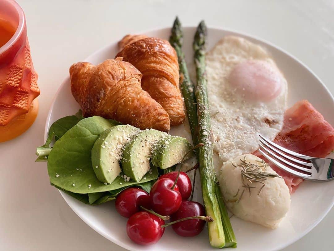 梯真奈美さんのインスタグラム写真 - (梯真奈美Instagram)「最近の #まなみごはん🍒 ﻿ ﻿ 1枚目はプレート🥐﻿ 2枚目は大好きな鮭の和食ごはん🍙﻿ 4枚目はデミグラスソースの チーズたっぷりハンバーグ﻿ 6枚目は納豆とろろのぶっかけうどん🍲﻿ 8枚目はとろろ鉄板焼き﻿ 9枚目はほうれん草のペペロンチーノ🍝﻿ 10枚目は鶏胸肉と大葉の塩焼きと豚汁🍱﻿ ﻿ 1枚目の白いころんとしたのは﻿ マッシュポテトで大量に作りすぎて﻿ しばらく毎日マッシュポテト食べてたよ🤣﻿ ﻿ #ごはん #おうちごはん」6月18日 19時08分 - official_manami