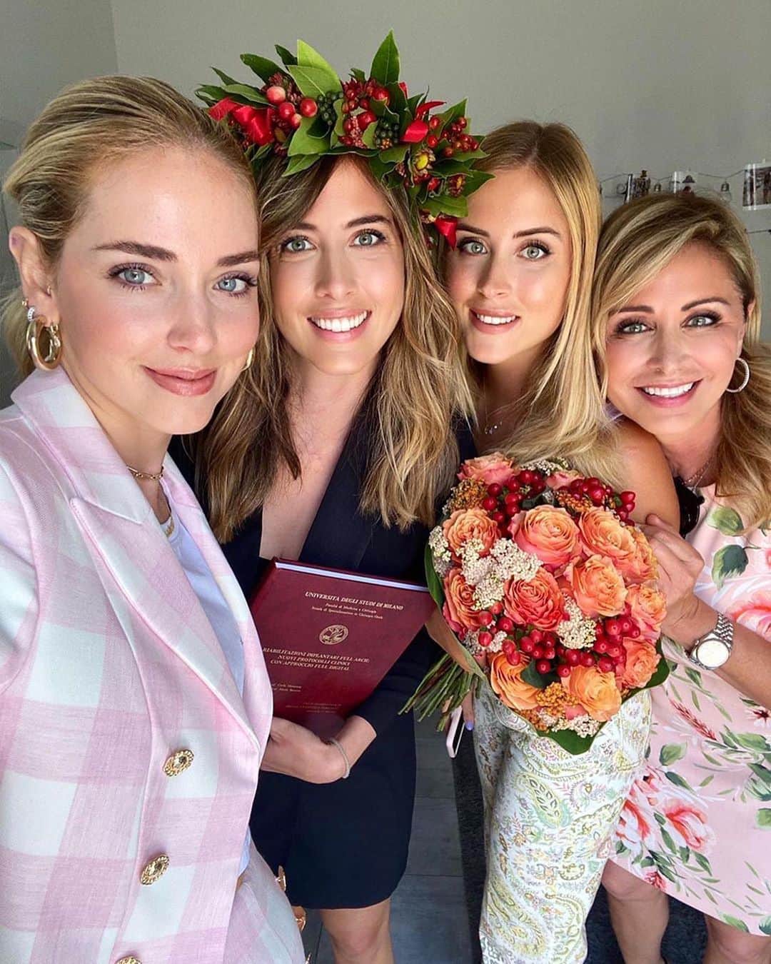Blonde Saladさんのインスタグラム写真 - (Blonde SaladInstagram)「Congrats to our amazing talent @fraferragni who post-graduated today with high honors in oral surgery 🔥Nothing can stop you baby! 👩‍⚕️ Super proud of you! 💕🎓#theblondesalad #fraferragni #graduation」6月18日 19時11分 - theblondesalad