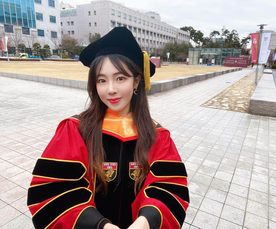 ヘミさんのインスタグラム写真 - (ヘミInstagram)「졸업식 graduation 👩🏻‍🎓. . . 졸업은 2년전에 했지만 졸업식을 못가서  친구 졸업식에서 졸업가운 입었어요!! ㅋㅋㅋ  졸업식 브이로그 유튜브 채널에 올라왔어요!! 보러오세요!! Click profile link!! 'yellog' . . #해리포터  #브이로그  #garduation」6月18日 19時12分 - yesyesyelll