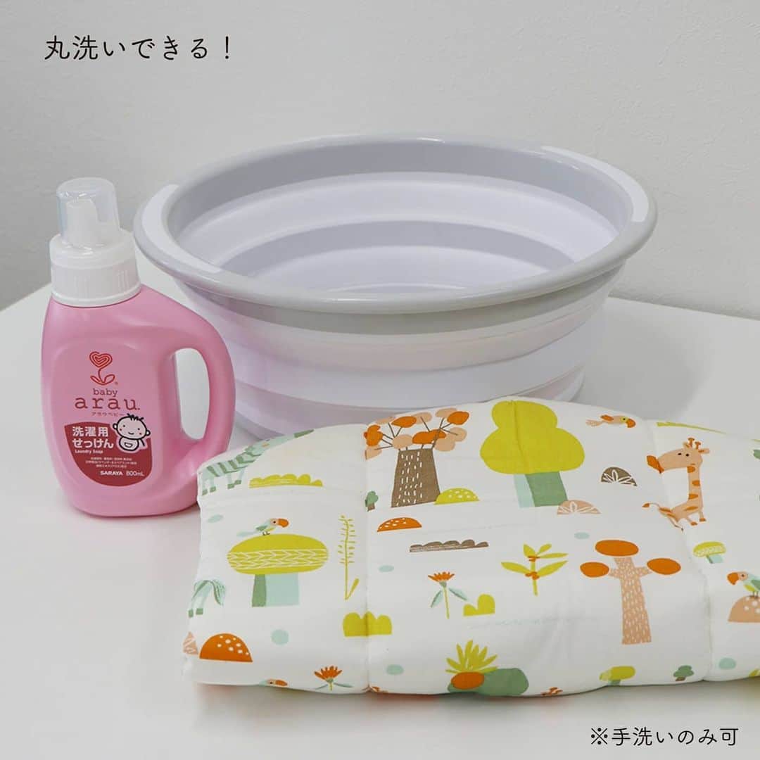 yamatoya(ベビー・キッズ家具の大和屋) さんのインスタグラム写真 - (yamatoya(ベビー・キッズ家具の大和屋) Instagram)「【チェアクッションって必要？】 .　 ベビーチェアのオプションの「チェアクッション」って買おうかどうか迷いますよね？ 本日はすくすくチェアのチェアクッションを取り上げてご紹介します♪ .　 まず、現在販売されている「すくすくプラス チェアクッション」はチェアにぴったりと取り付けられる、背板と座板の部分が一体型になったクッションです。 可愛い柄でおしゃれ度アップすることはもちろんですが、そのほかのメリットも！ .　 メリット①「おしり滑りを防ぐ！」 まだお座りが上手にできない赤ちゃんだけでなく、小さなお子さまは座る姿勢が崩れてしまいがち。 特に座面（木製）と衣服だと摩擦が少なくて、おしりが滑りやすくいですよね。 .　 そんな時にチェアクッションを付ければ、おしり滑りを防いで良い姿勢が保てます！ .　 メリット②「座り心地アップ！」 布製のチェアクッションを付ければ、木に直接座るよりも柔らかくて赤ちゃんも安心♪ .　 背板の上部までカバーしているので "チェアあるある"の「背板に頭ごっつん」をしても、クッションを付けていれば痛くないですね。 .　 メリット③「背板と座板の間のスペースをカバー」 すくすくチェアは背板と座板の間や、2枚の背板の間にスペースがあります。 ※安全性には問題のない大きさの隙間です。 そこに背板と座板が一体となったクッションを付ければスペースをカバーできてさらに安心。 .　 隙間に手足を入れたりするのを防げますし、その隙間から食べこぼしや、スプーンなどの食器が落ちることも防げます。 .　 さらに、チェアクッションは使い勝手も便利☆ .　 メリット④「丸洗いができます」 チェアクッションは手洗いでお洗濯ができます。 忙しいときはお洗濯ネットに入れて、洗濯機のおしゃれ着コースや手洗いコースで洗っても◎ ※多少伸縮することもあります。 .　 メリット⑤「セーフティチェアベルトとのダブル使いも」 チェアクッションには別売のセーフティチェアベルトを通す穴も付いているので、一緒に使うこともできます。 一緒に使えば、お座りも安定し、立ち上がりもしにくくできるので、赤ちゃんにもママにも安心＆快適です♪ （この穴は「アッフルチェア」や「マテルナ」の専用クッションでもついています！） .　 今回ご紹介したメリットはそのほかのyamatoyaベビーチェアでも同様です。 とっても便利なチェアクッション。ぜひ、ご検討ください！ . .　 #すくすくチェアプラス #sukusuku #すくすくチェア #すくすくチェアスリムプラス #すくすくプラス #すくすくローチェア #チェアクッション #子どもの姿勢 #ベビーチェア #ベビーチェア抜け出し #離乳食 #幼児食 #子育て #yamatoya #大和屋」6月18日 19時18分 - yamatoya_official