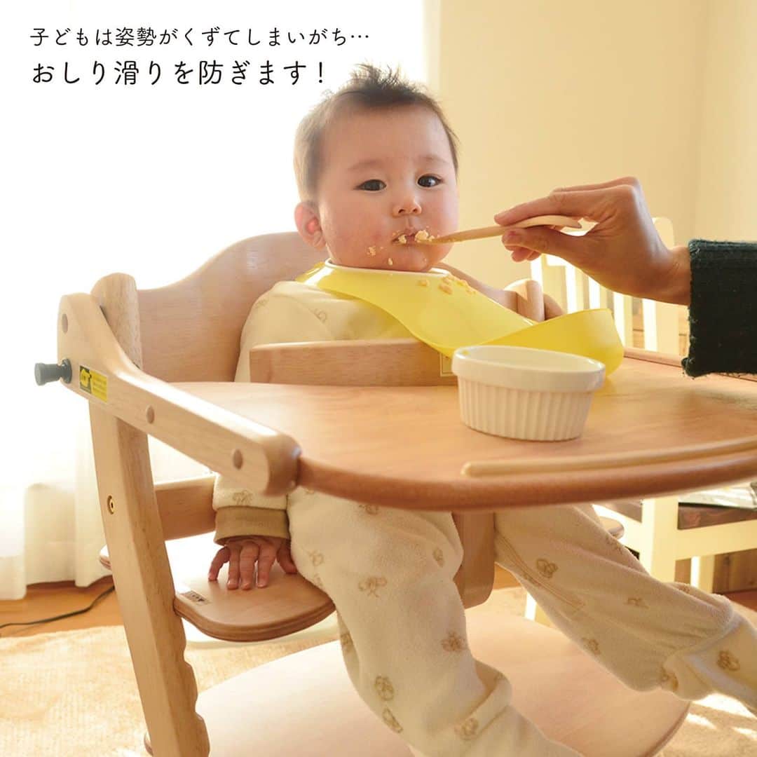 yamatoya(ベビー・キッズ家具の大和屋) さんのインスタグラム写真 - (yamatoya(ベビー・キッズ家具の大和屋) Instagram)「【チェアクッションって必要？】 .　 ベビーチェアのオプションの「チェアクッション」って買おうかどうか迷いますよね？ 本日はすくすくチェアのチェアクッションを取り上げてご紹介します♪ .　 まず、現在販売されている「すくすくプラス チェアクッション」はチェアにぴったりと取り付けられる、背板と座板の部分が一体型になったクッションです。 可愛い柄でおしゃれ度アップすることはもちろんですが、そのほかのメリットも！ .　 メリット①「おしり滑りを防ぐ！」 まだお座りが上手にできない赤ちゃんだけでなく、小さなお子さまは座る姿勢が崩れてしまいがち。 特に座面（木製）と衣服だと摩擦が少なくて、おしりが滑りやすくいですよね。 .　 そんな時にチェアクッションを付ければ、おしり滑りを防いで良い姿勢が保てます！ .　 メリット②「座り心地アップ！」 布製のチェアクッションを付ければ、木に直接座るよりも柔らかくて赤ちゃんも安心♪ .　 背板の上部までカバーしているので "チェアあるある"の「背板に頭ごっつん」をしても、クッションを付けていれば痛くないですね。 .　 メリット③「背板と座板の間のスペースをカバー」 すくすくチェアは背板と座板の間や、2枚の背板の間にスペースがあります。 ※安全性には問題のない大きさの隙間です。 そこに背板と座板が一体となったクッションを付ければスペースをカバーできてさらに安心。 .　 隙間に手足を入れたりするのを防げますし、その隙間から食べこぼしや、スプーンなどの食器が落ちることも防げます。 .　 さらに、チェアクッションは使い勝手も便利☆ .　 メリット④「丸洗いができます」 チェアクッションは手洗いでお洗濯ができます。 忙しいときはお洗濯ネットに入れて、洗濯機のおしゃれ着コースや手洗いコースで洗っても◎ ※多少伸縮することもあります。 .　 メリット⑤「セーフティチェアベルトとのダブル使いも」 チェアクッションには別売のセーフティチェアベルトを通す穴も付いているので、一緒に使うこともできます。 一緒に使えば、お座りも安定し、立ち上がりもしにくくできるので、赤ちゃんにもママにも安心＆快適です♪ （この穴は「アッフルチェア」や「マテルナ」の専用クッションでもついています！） .　 今回ご紹介したメリットはそのほかのyamatoyaベビーチェアでも同様です。 とっても便利なチェアクッション。ぜひ、ご検討ください！ . .　 #すくすくチェアプラス #sukusuku #すくすくチェア #すくすくチェアスリムプラス #すくすくプラス #すくすくローチェア #チェアクッション #子どもの姿勢 #ベビーチェア #ベビーチェア抜け出し #離乳食 #幼児食 #子育て #yamatoya #大和屋」6月18日 19時18分 - yamatoya_official