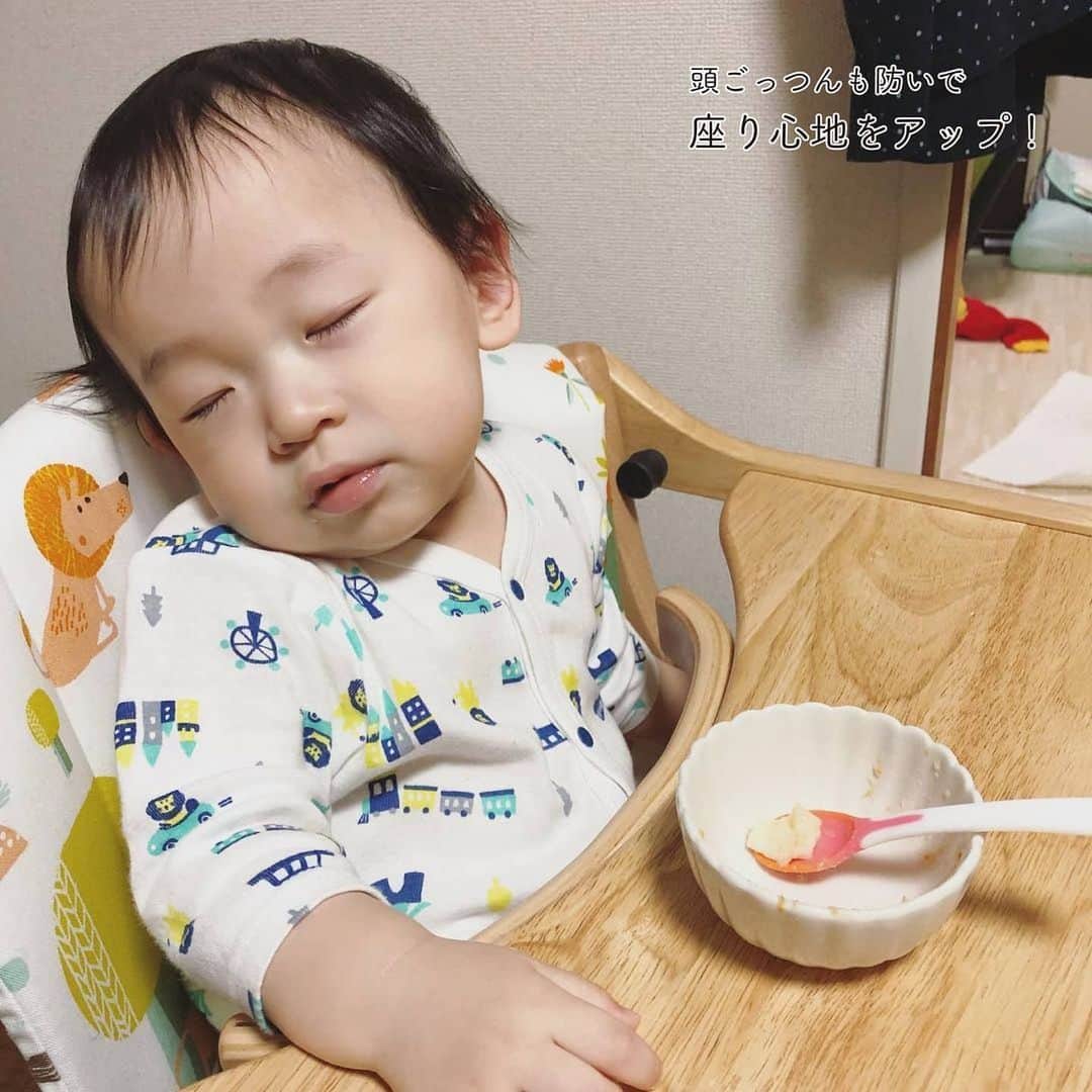 yamatoya(ベビー・キッズ家具の大和屋) さんのインスタグラム写真 - (yamatoya(ベビー・キッズ家具の大和屋) Instagram)「【チェアクッションって必要？】 .　 ベビーチェアのオプションの「チェアクッション」って買おうかどうか迷いますよね？ 本日はすくすくチェアのチェアクッションを取り上げてご紹介します♪ .　 まず、現在販売されている「すくすくプラス チェアクッション」はチェアにぴったりと取り付けられる、背板と座板の部分が一体型になったクッションです。 可愛い柄でおしゃれ度アップすることはもちろんですが、そのほかのメリットも！ .　 メリット①「おしり滑りを防ぐ！」 まだお座りが上手にできない赤ちゃんだけでなく、小さなお子さまは座る姿勢が崩れてしまいがち。 特に座面（木製）と衣服だと摩擦が少なくて、おしりが滑りやすくいですよね。 .　 そんな時にチェアクッションを付ければ、おしり滑りを防いで良い姿勢が保てます！ .　 メリット②「座り心地アップ！」 布製のチェアクッションを付ければ、木に直接座るよりも柔らかくて赤ちゃんも安心♪ .　 背板の上部までカバーしているので "チェアあるある"の「背板に頭ごっつん」をしても、クッションを付けていれば痛くないですね。 .　 メリット③「背板と座板の間のスペースをカバー」 すくすくチェアは背板と座板の間や、2枚の背板の間にスペースがあります。 ※安全性には問題のない大きさの隙間です。 そこに背板と座板が一体となったクッションを付ければスペースをカバーできてさらに安心。 .　 隙間に手足を入れたりするのを防げますし、その隙間から食べこぼしや、スプーンなどの食器が落ちることも防げます。 .　 さらに、チェアクッションは使い勝手も便利☆ .　 メリット④「丸洗いができます」 チェアクッションは手洗いでお洗濯ができます。 忙しいときはお洗濯ネットに入れて、洗濯機のおしゃれ着コースや手洗いコースで洗っても◎ ※多少伸縮することもあります。 .　 メリット⑤「セーフティチェアベルトとのダブル使いも」 チェアクッションには別売のセーフティチェアベルトを通す穴も付いているので、一緒に使うこともできます。 一緒に使えば、お座りも安定し、立ち上がりもしにくくできるので、赤ちゃんにもママにも安心＆快適です♪ （この穴は「アッフルチェア」や「マテルナ」の専用クッションでもついています！） .　 今回ご紹介したメリットはそのほかのyamatoyaベビーチェアでも同様です。 とっても便利なチェアクッション。ぜひ、ご検討ください！ . .　 #すくすくチェアプラス #sukusuku #すくすくチェア #すくすくチェアスリムプラス #すくすくプラス #すくすくローチェア #チェアクッション #子どもの姿勢 #ベビーチェア #ベビーチェア抜け出し #離乳食 #幼児食 #子育て #yamatoya #大和屋」6月18日 19時18分 - yamatoya_official