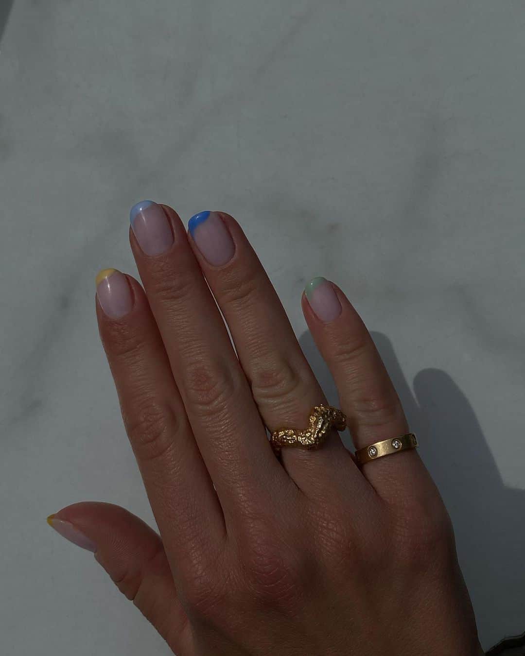 Mathilde Goehlerのインスタグラム：「Summer on my nails 🌈🍋💙🐬💚🌱」