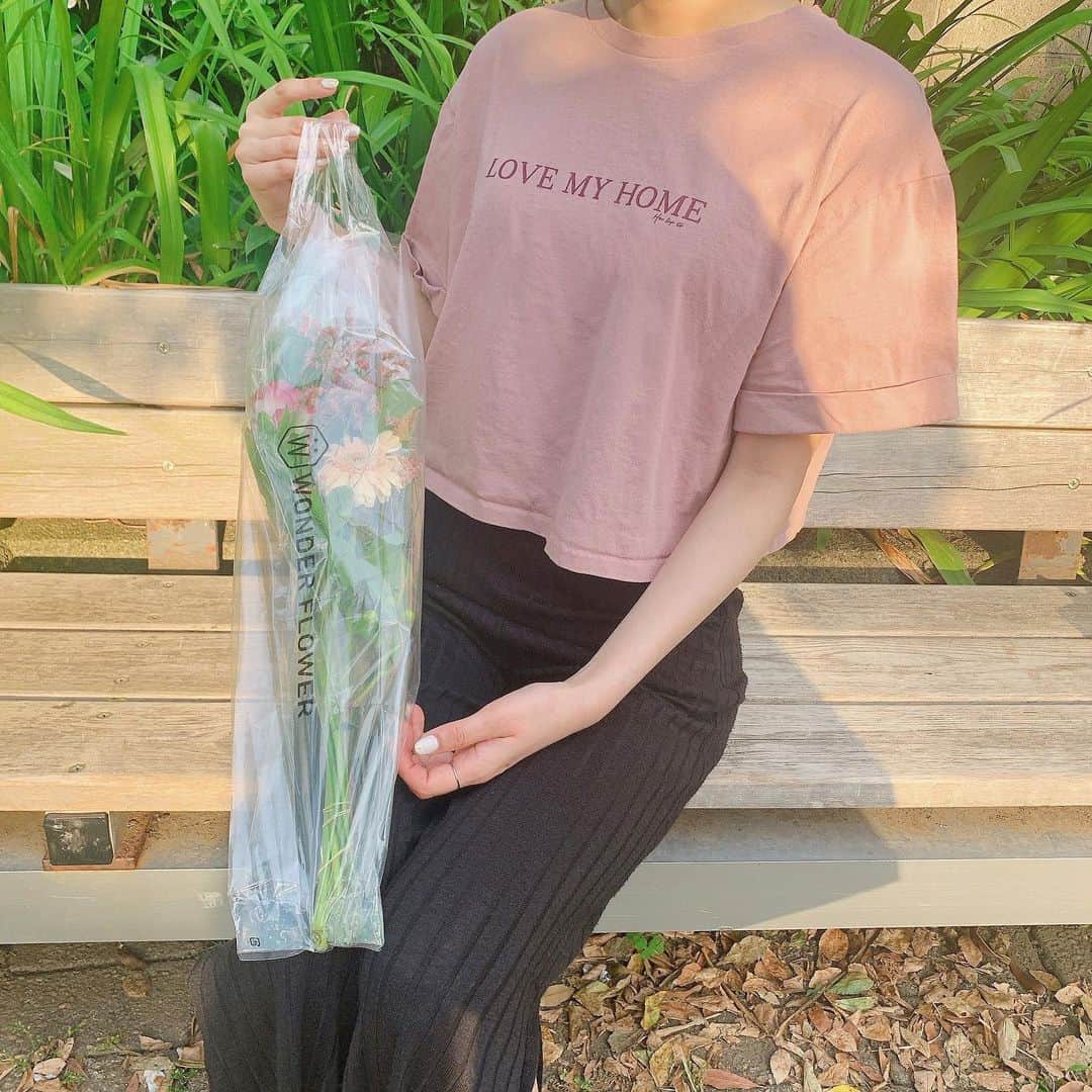 のインスタグラム：「#herlipto﻿ ﻿ LOVE MY HOMEは外でも♡﻿ くすみピンクが上品で可愛いね🕊﻿ ﻿ @wonderflower.jp の可愛いお花は  @wada_ayamanjapan がくれました🌷THX♡」