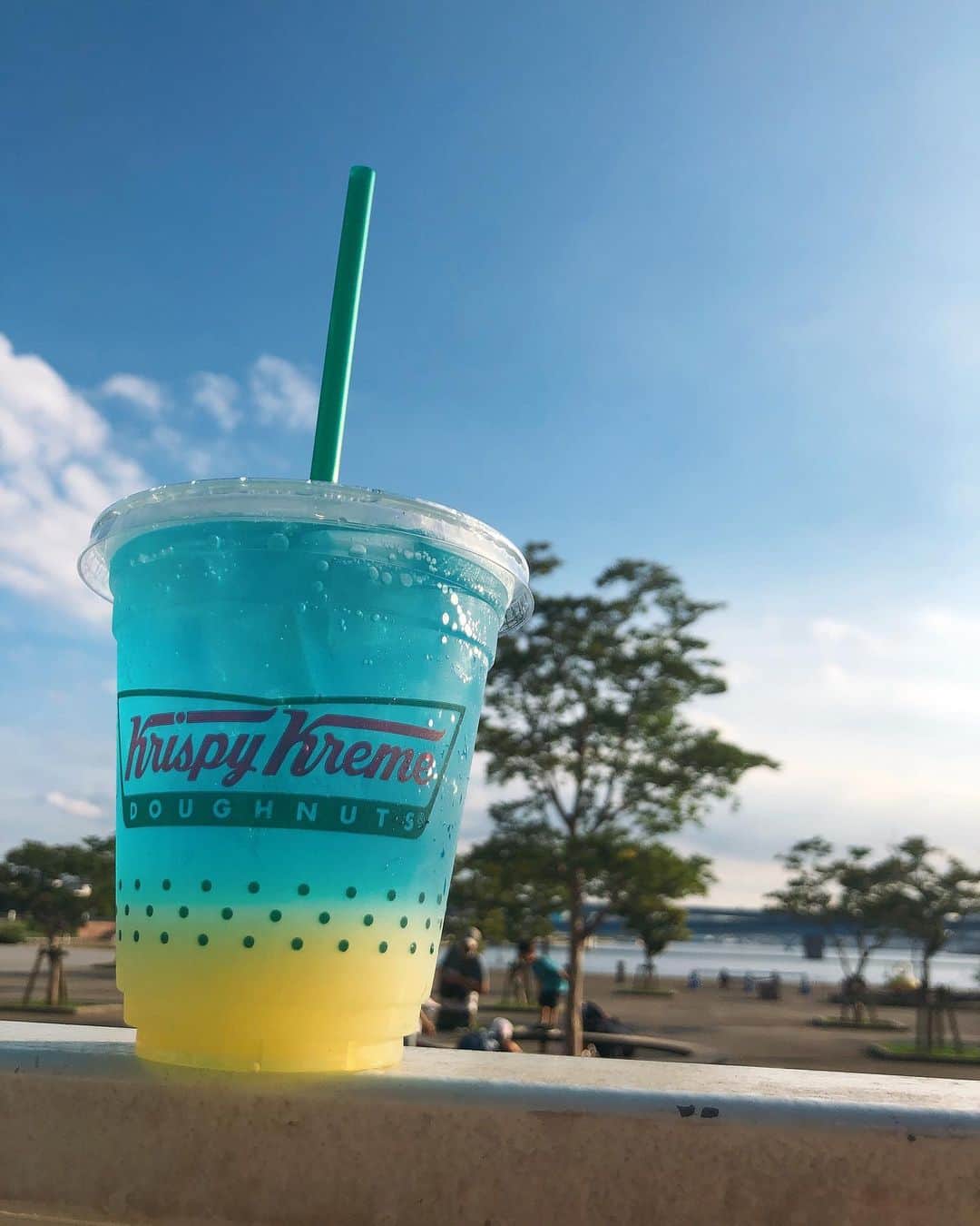 岡田鷹斗のインスタグラム：「krispykreme🍩  ジェリー in ソーダ ブルー パイン レモネード🍹  #krispykremedoughnuts  #ジェリーinソーダハワイアンパイナップル」