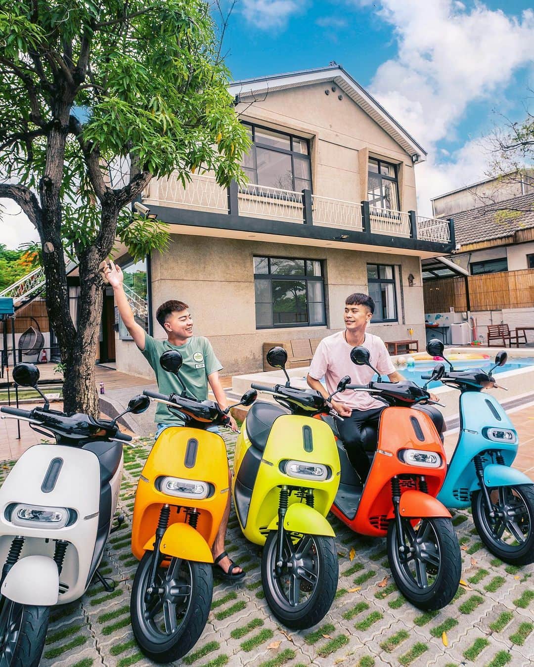 樂さんのインスタグラム写真 - (樂Instagram)「台南民宿。拾光旅宿 #ygt住宿分享  今天要來分享一間台南的包棟民宿，很適合一大群朋友一起入住！ 民宿內也有私人泳池，也可以在民宿內烤肉和煮飯喔😍 房型的部分有兩間雙人房一間四人房，一間六人房 另外民宿也提供gogoro免費讓你騎，是不是超棒的！ -已公布 🌈抽獎內容：2組66折包棟優惠 原價 24000 優惠價格16000 （限週日～週四2020/12/31前使用） 🌈抽獎規則： 1️⃣追蹤 @ygt1016 @shih_kuang115  2️⃣按此篇貼文愛心 並標記一位朋友 留言#一起來抽台南住宿  3️⃣分享此貼文在限時動態 並標記我❤️ （私帳需要截圖給我看喔！） 完成以上三項才符合抽獎資格 ⚠️可重複留言 但須標記不同人（不得標記人頭帳號） ⚠️活動日期即日～6/27晚上8點 - 拾光旅宿 @shih_kuang115  地址：台南市安平區安北路１１５號 電話：0900 087 115」6月18日 19時26分 - ygt1016