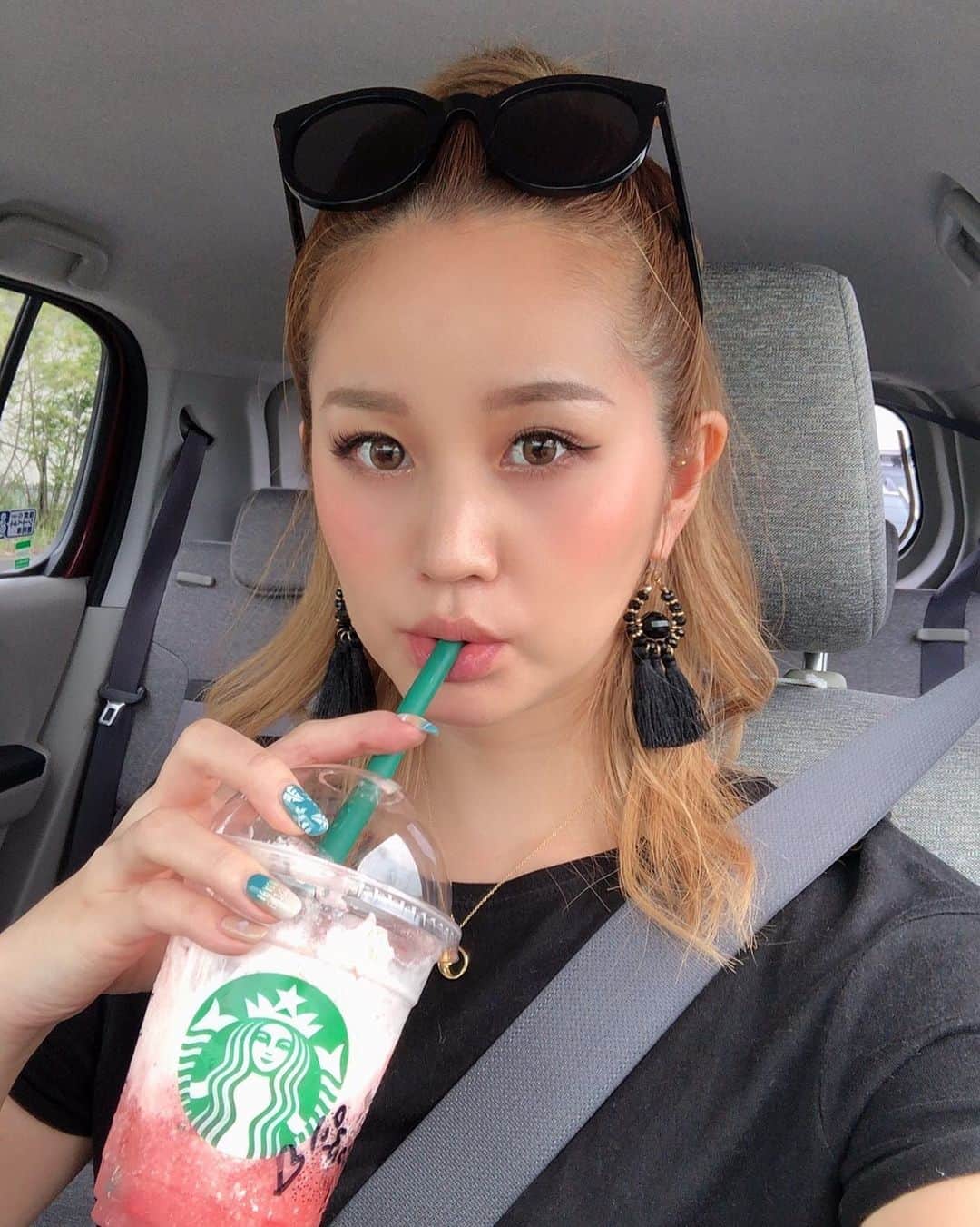 LORYのインスタグラム：「いちごぉおお🍓🤍🤍🤍 #恐れるのは  #ジムのトレーナーさんに #この投稿を見られるかもってこと🥺 #でも載せちゃう #今日パン４つ一気に食べたら #おばあちゃんにびっくりされたよ #driving #girl #makeup」