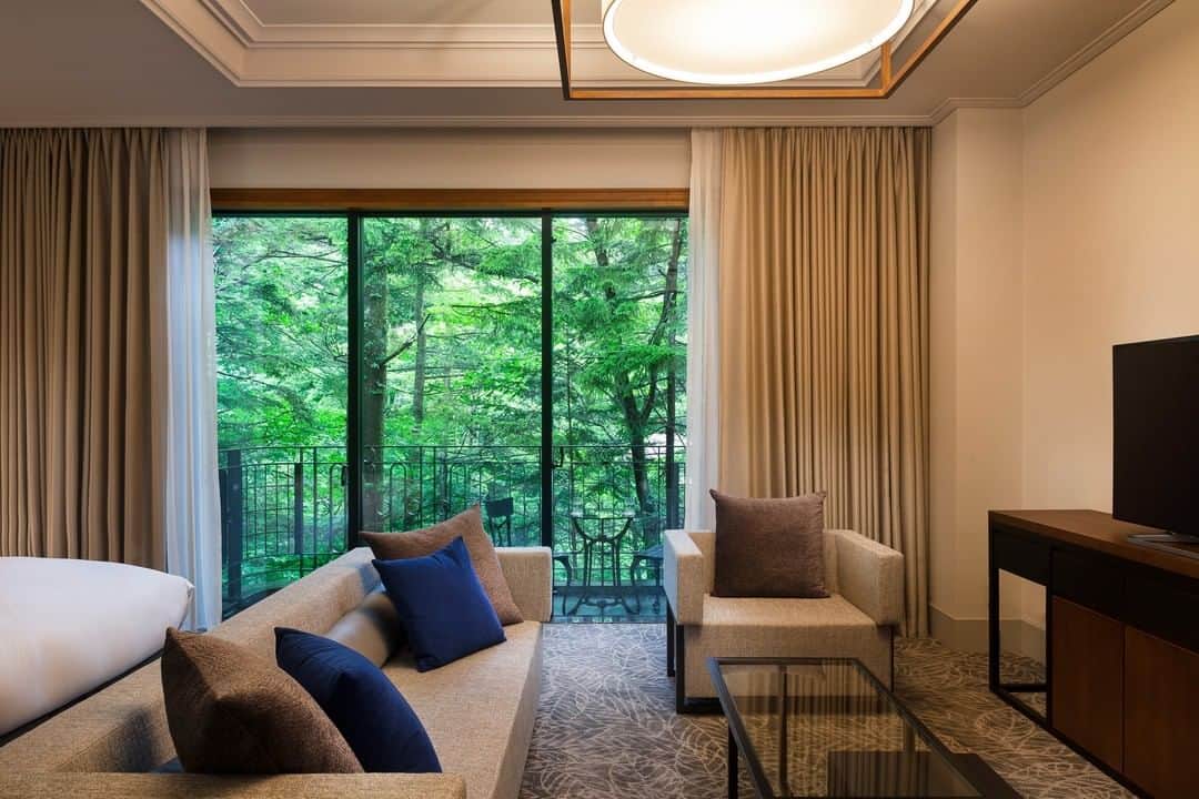 Relux | リラックスさんのインスタグラム写真 - (Relux | リラックスInstagram)「【美しい自然を感じる、優雅なリゾートステイ】 . 📍旧軽井沢KIKYOキュリオ・コレクションbyヒルトン / 長野県・軽井沢  清涼な森の中に佇む、おしゃれなホテル。 全室34平米以上の広々とした客室は、ゆったりと静かに過ごすのにぴったりな空間。 まるで別荘を訪れたような落ち着きに満ちています。  お食事は、信州の旬の食材の魅力が詰まった「幸せな一皿」。 軽井沢の自然を五感で堪能しながら、優雅なひとときをお過ごしください。 . @kyukaruizawa.kikyo . #旧軽井沢kikyoキュリオコレクションbyヒルトン #長野県 #軽井沢旅行 #信州 #長野観光 #避暑地 #ヒルトン #旧軽井沢 #旅行気分  #国内旅行 #週末旅 #週末旅行 #大人の休日 #記念日旅行 #誕生日旅行 #温泉旅行 #旅館 #温泉旅館 #ホテル #ラグジュアリーホテル #リゾート #リゾートホテル #旅スタグラム #旅行好きな人と繋がりたい #unknownjapan #japantravelphoto」6月18日 19時30分 - relux_jp