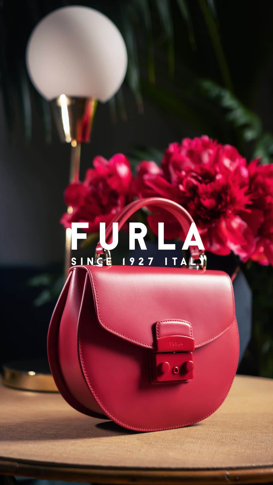 フルラのインスタグラム：「Deep ruby red with elegant tone-on-tone details. The Furla Metropolis is back with class, color and a timeless shape. Classic or quirky? You decide. I #furlametropolis #thefurlasociety #furlafeeling #newcollection #furla #accessories #fashion」