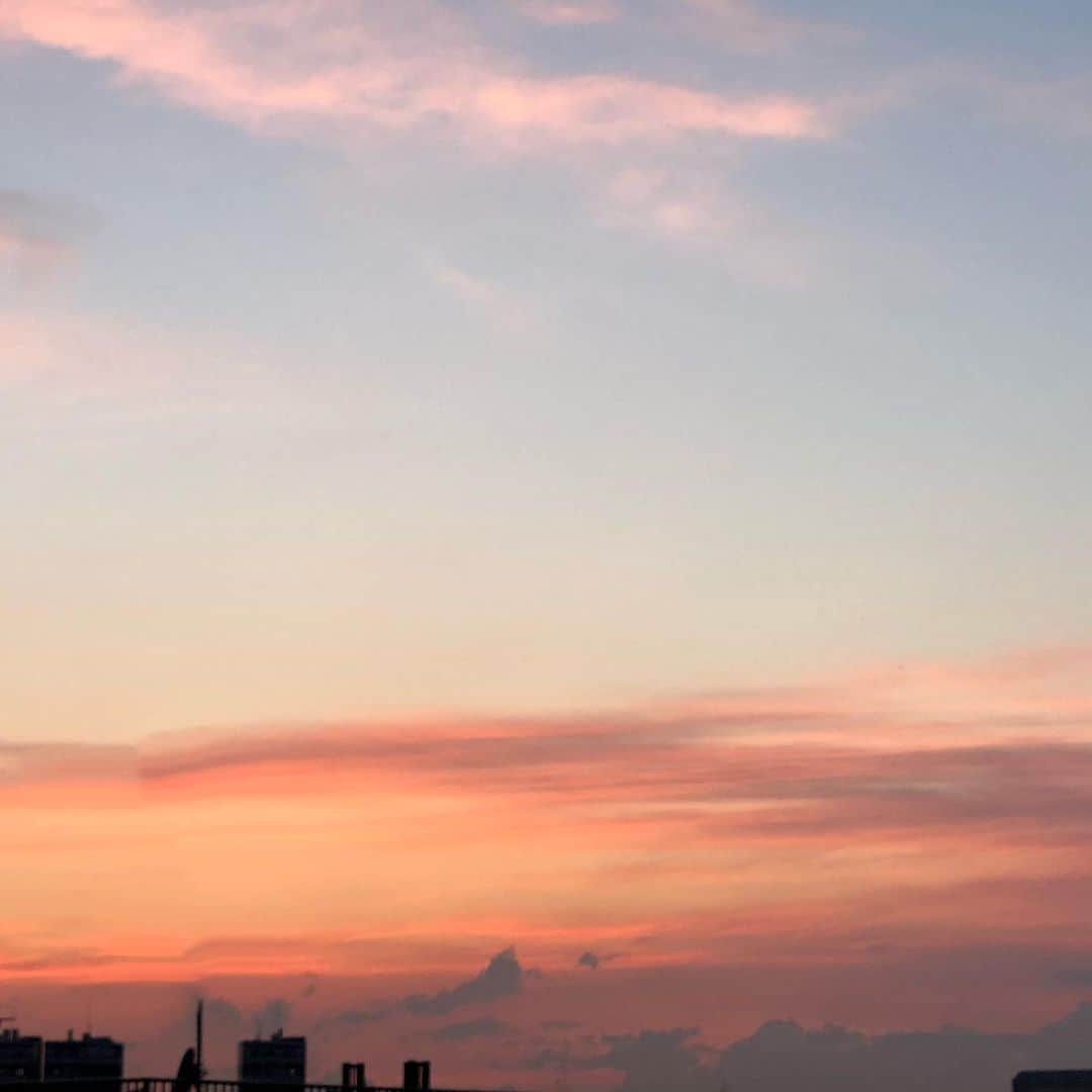 長谷川唯さんのインスタグラム写真 - (長谷川唯Instagram)「・ ・ beautiful🌇ピンクなお空🦋☁️また明日❤︎ ・ ・ #beautiful #sky #お空 #happy #love #instagood」6月18日 19時34分 - yuihasegawa